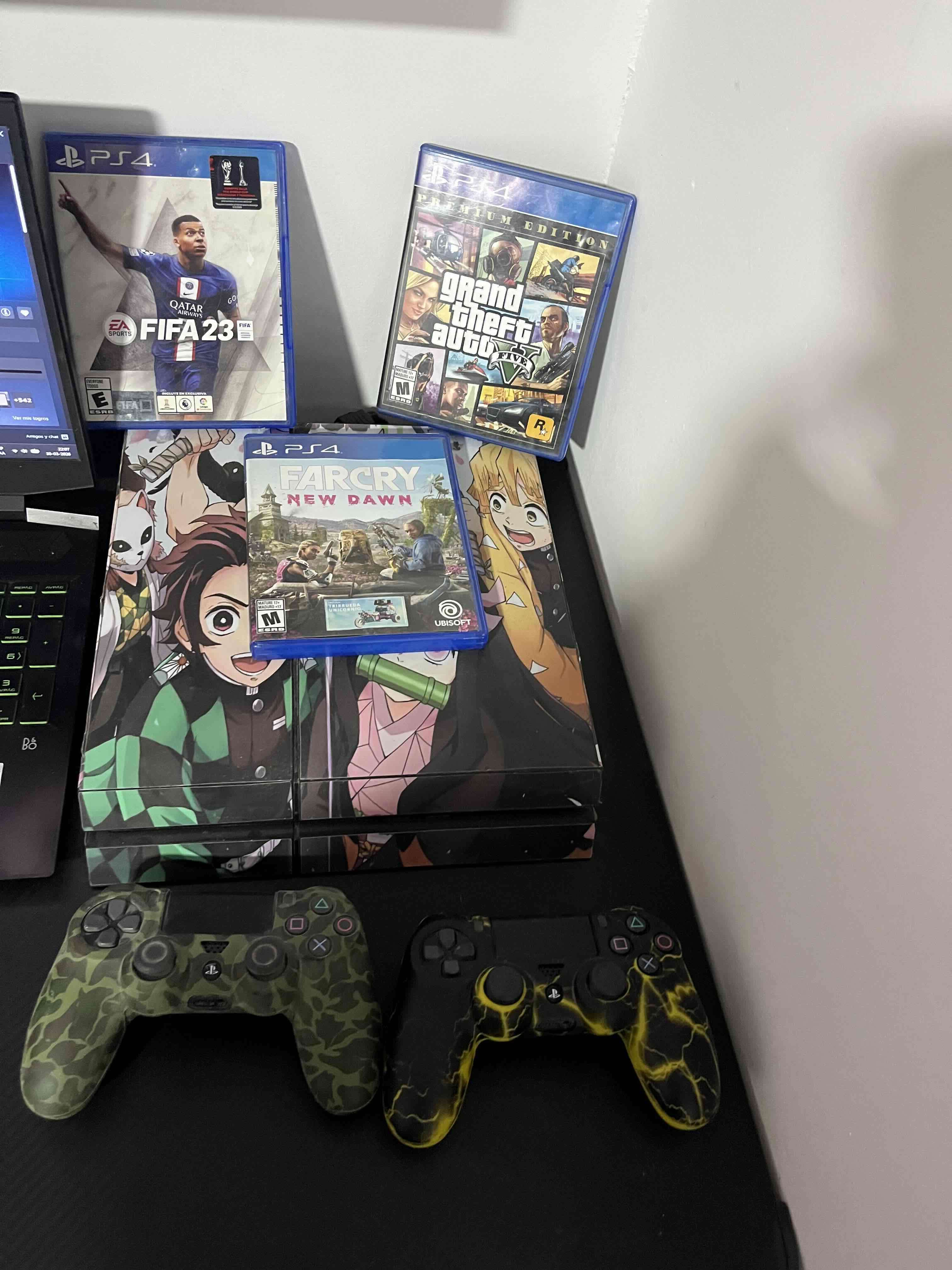 Consola PS4 con juegos y controles