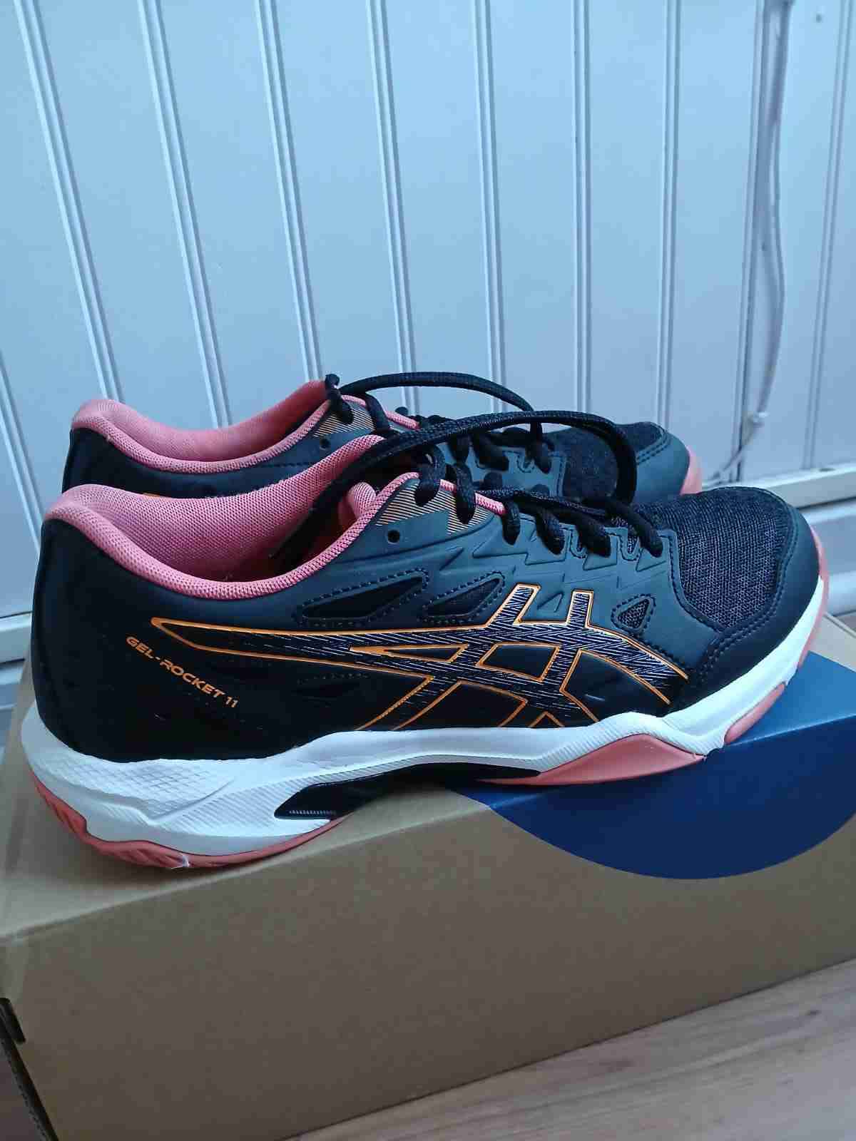 Zapatillas deportivas negras y rosas - miniatura 2