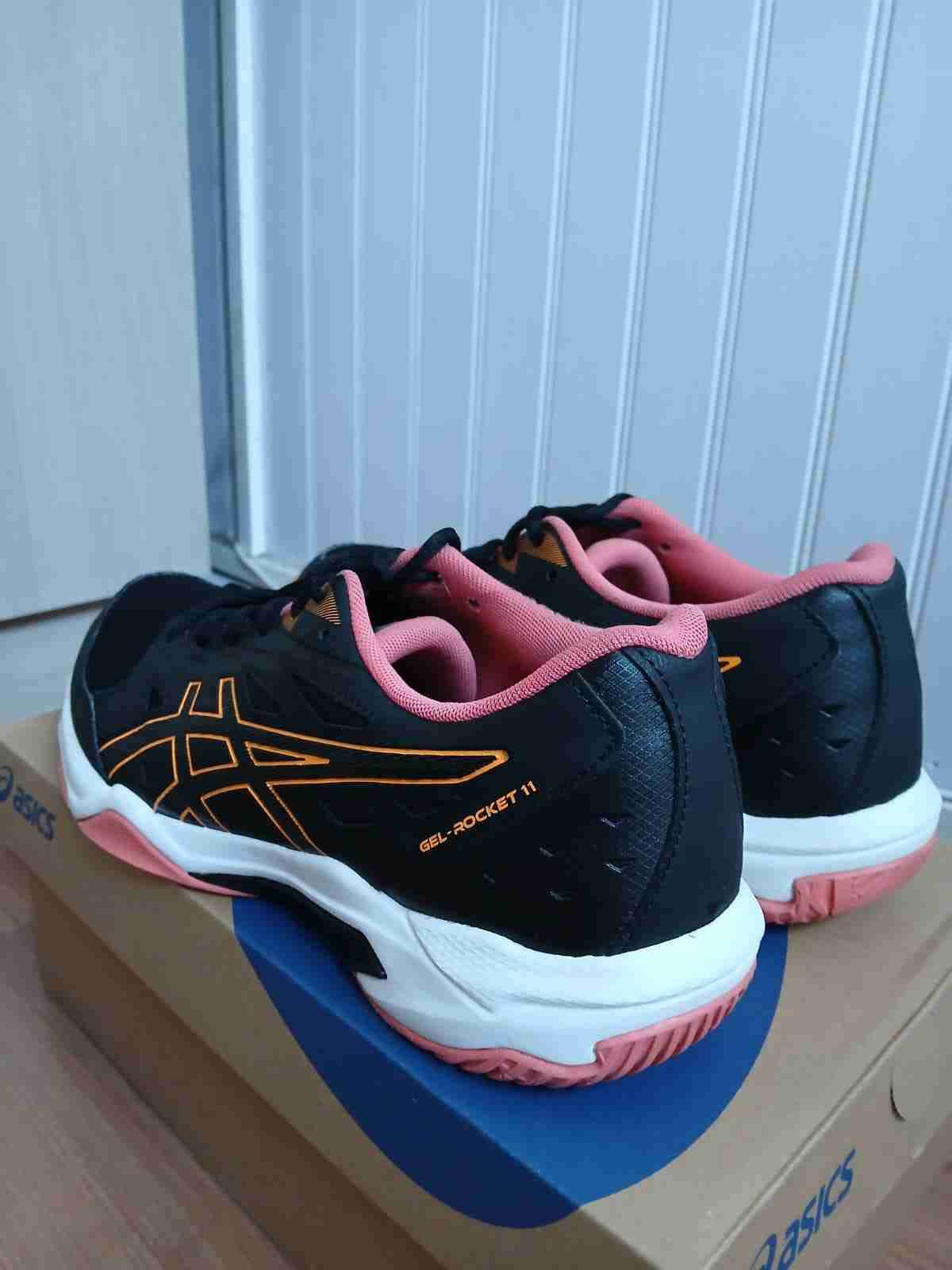 Zapatillas deportivas negras y naranjas - miniatura 3