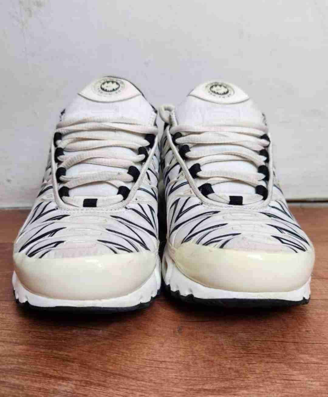 Zapatillas air max plus  blancas y negras - miniatura 2