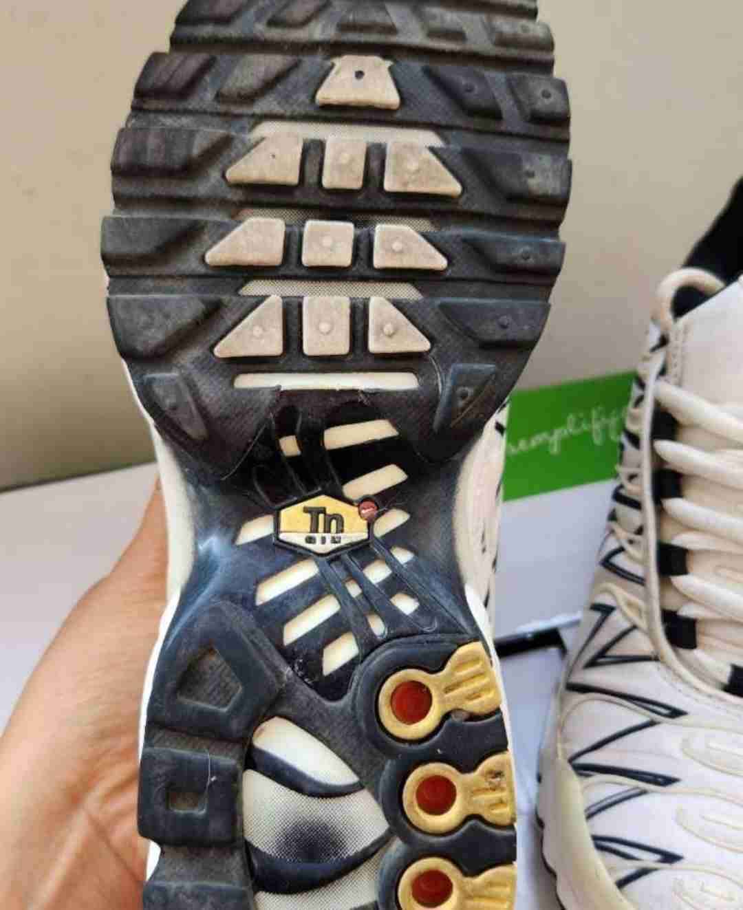 Zapatillas air max plus  blancas y negras - miniatura 4