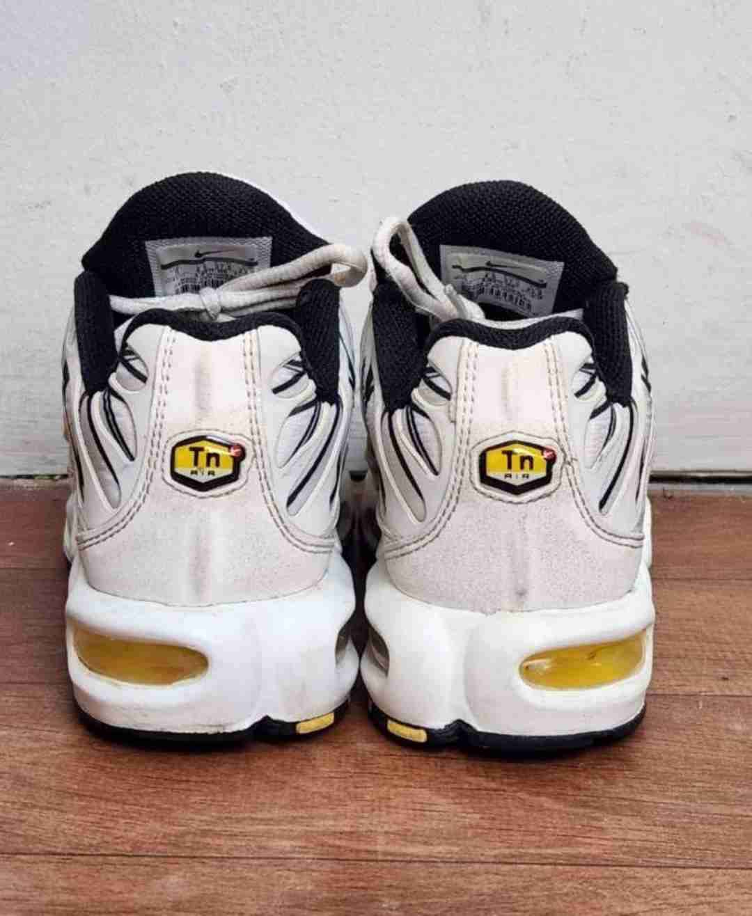 Zapatillas air max plus  blancas y negras - miniatura 5