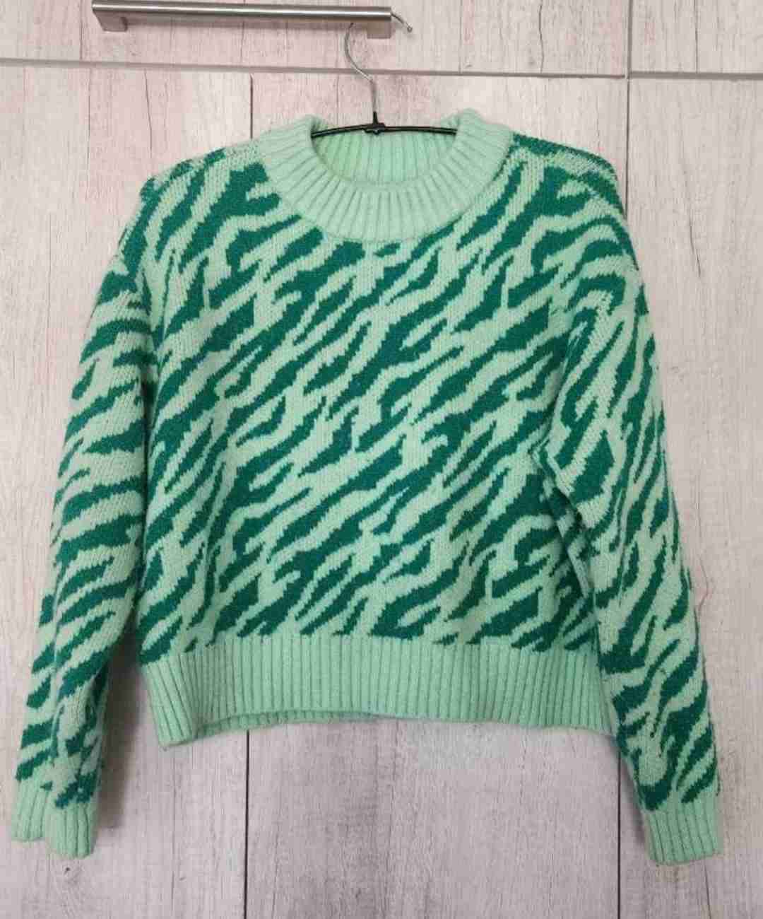 Suéter verde con diseño abstracto - 1