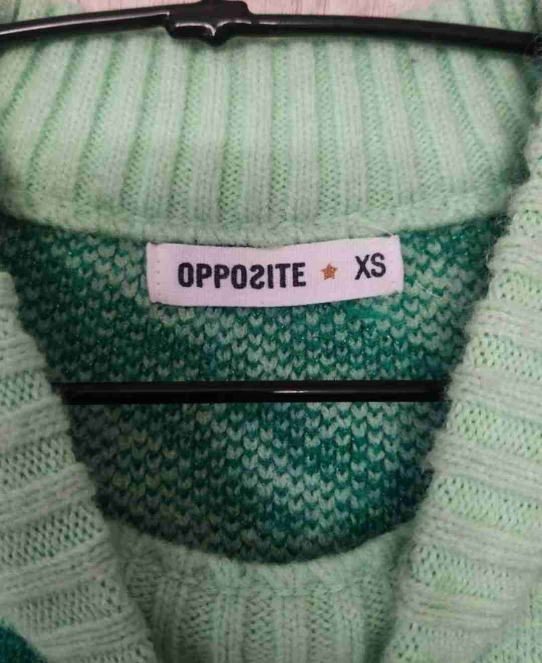 Suéter verde con diseño abstracto - 2