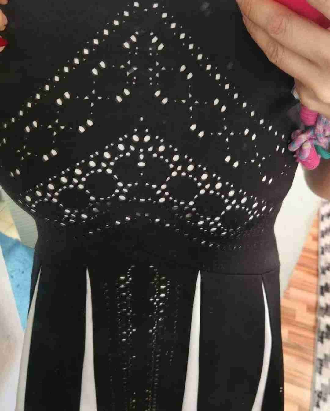 Vestido negro con diseño corte láser - 2