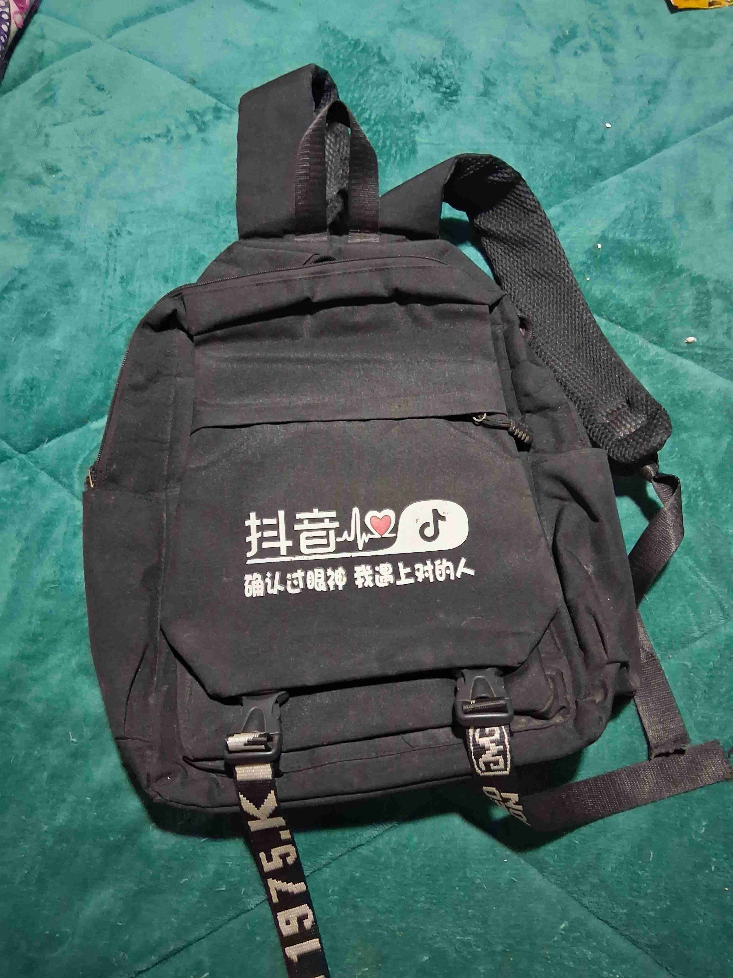 Mochila negra con diseño gráfico