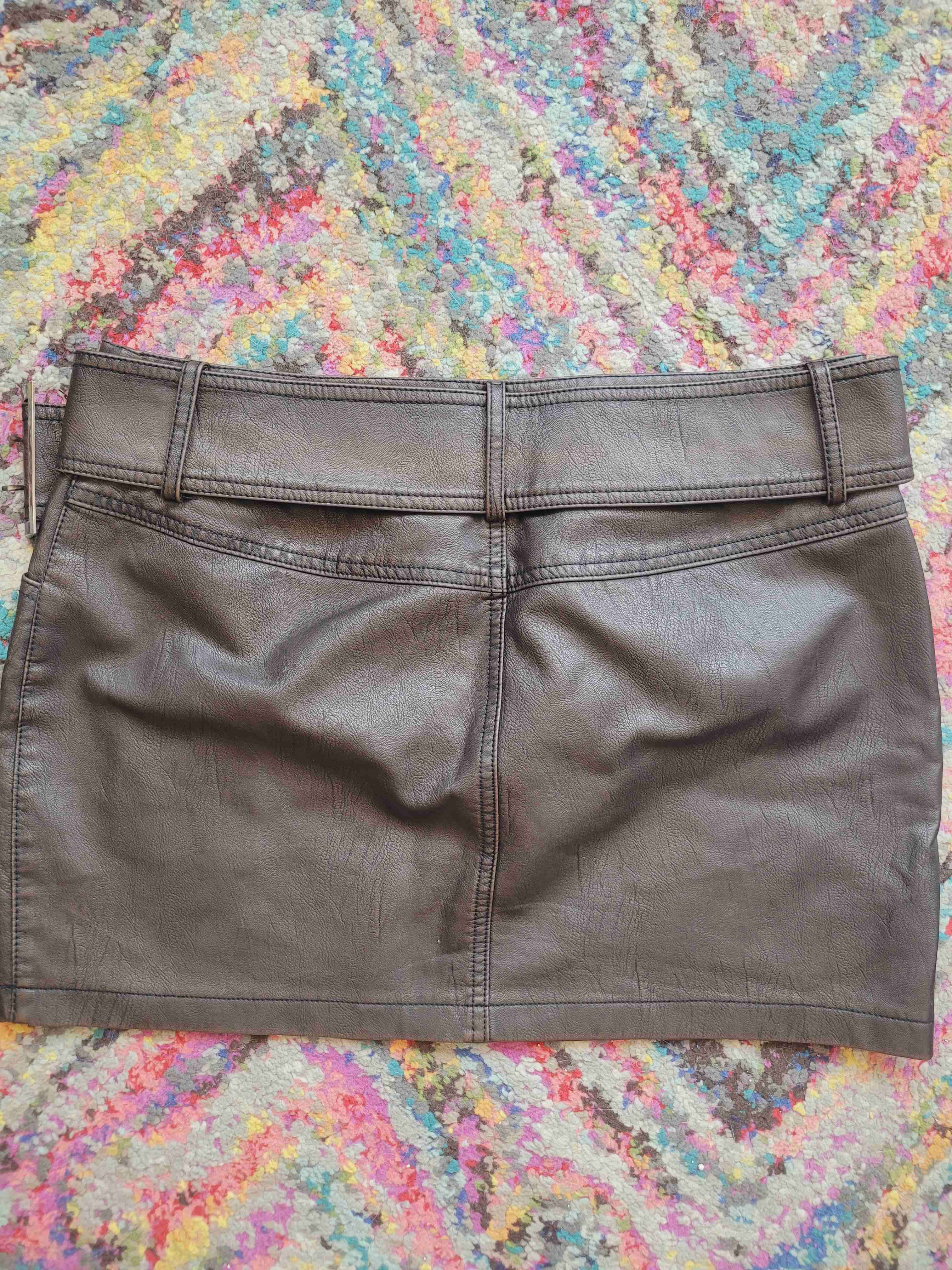 Falda de cuero cafe con cinturón - miniatura 2