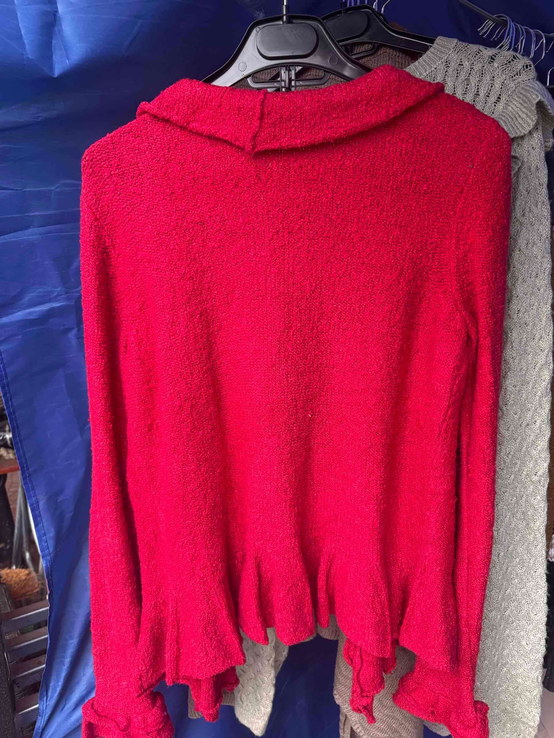 Sweater roja con volantes - miniatura 3