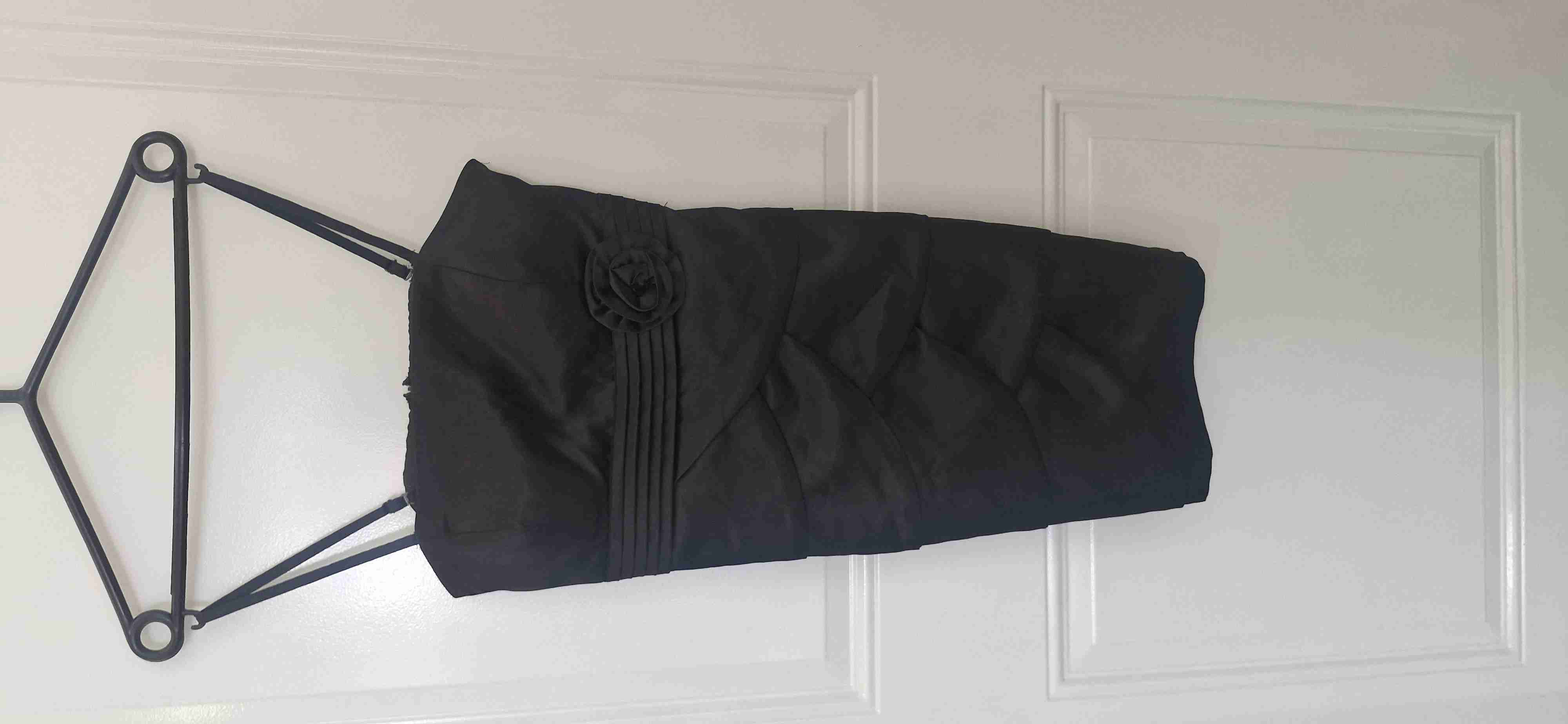 Vestido negro de cocktail - miniatura 2