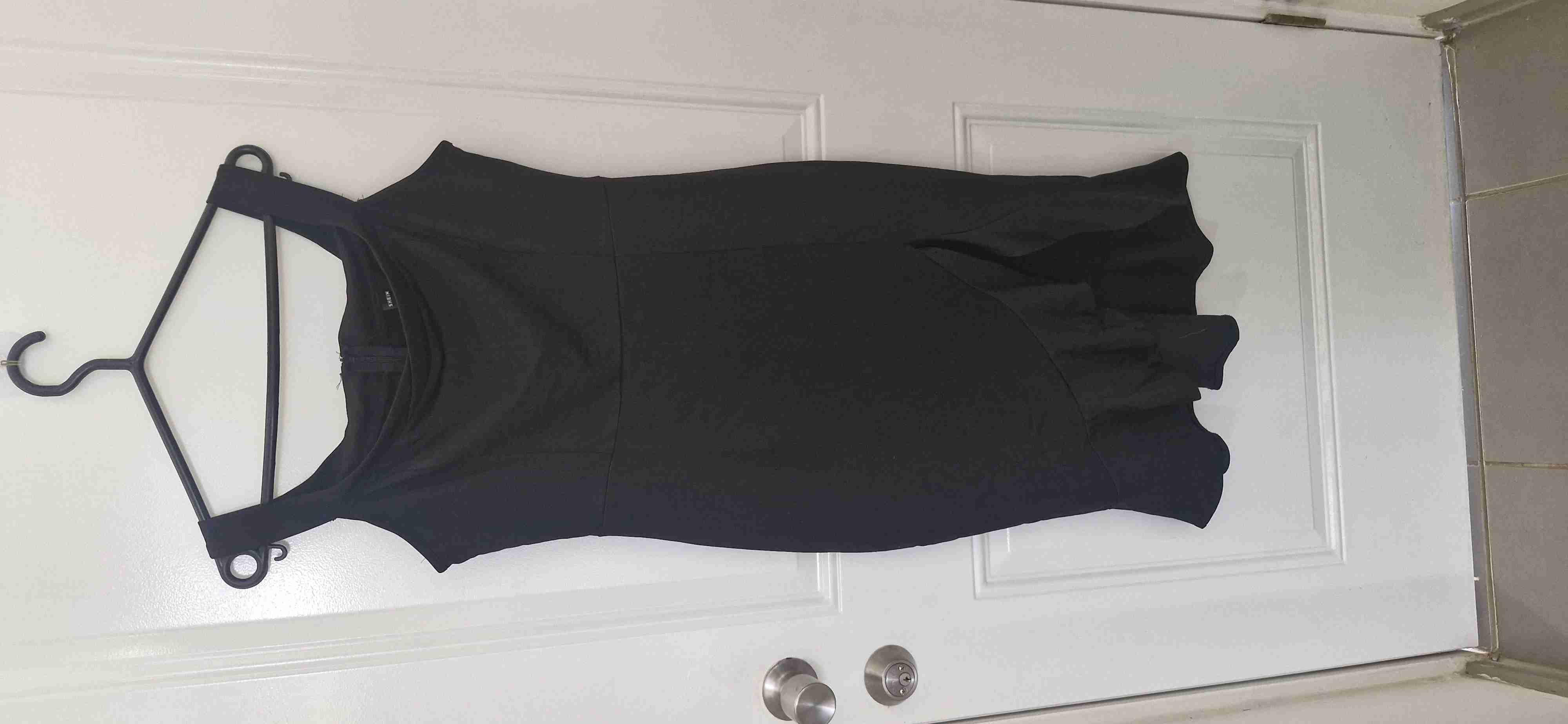 Vestido negro elegante - miniatura 3