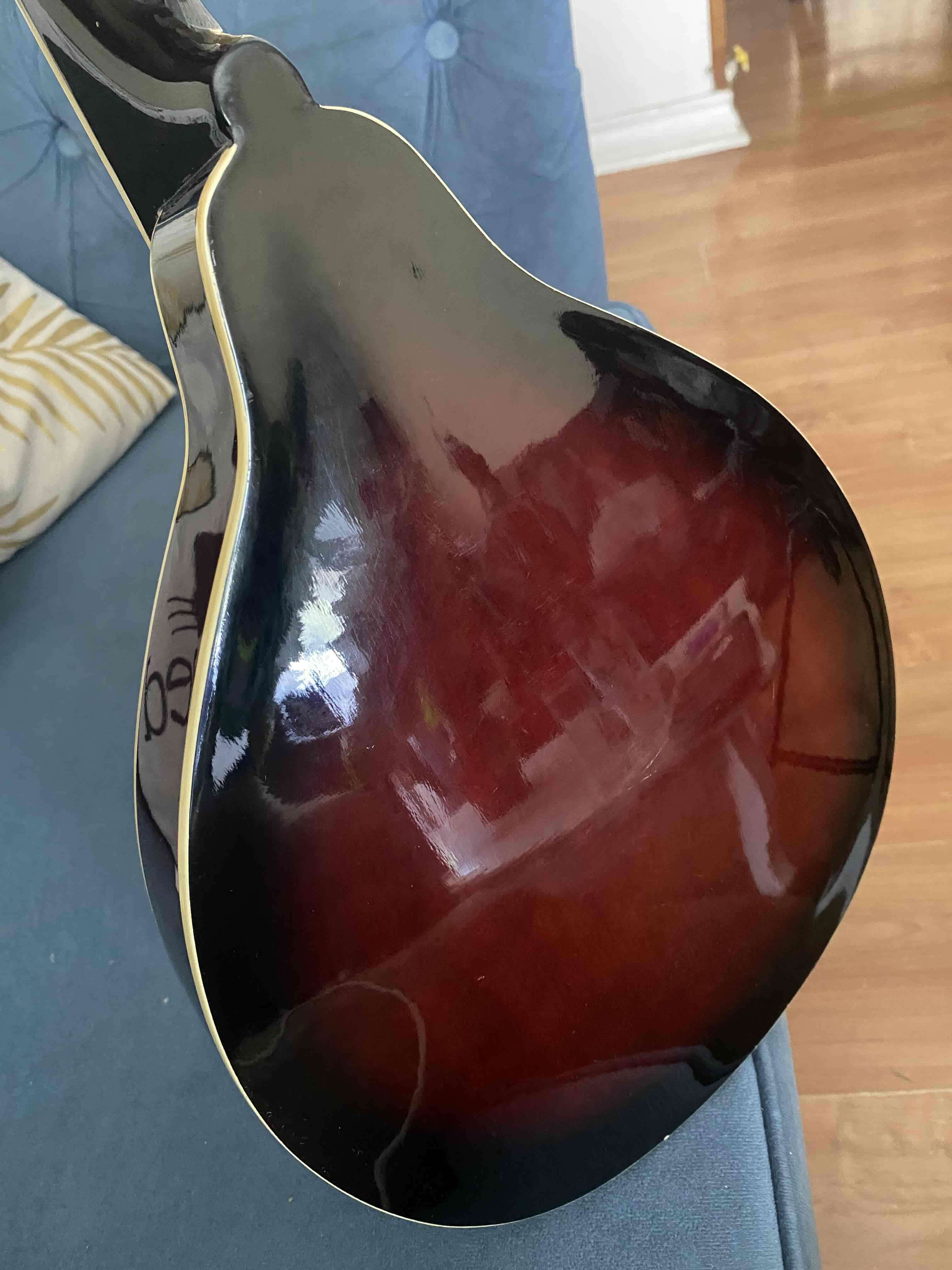 Mandolina negra y roja brillosa - 1