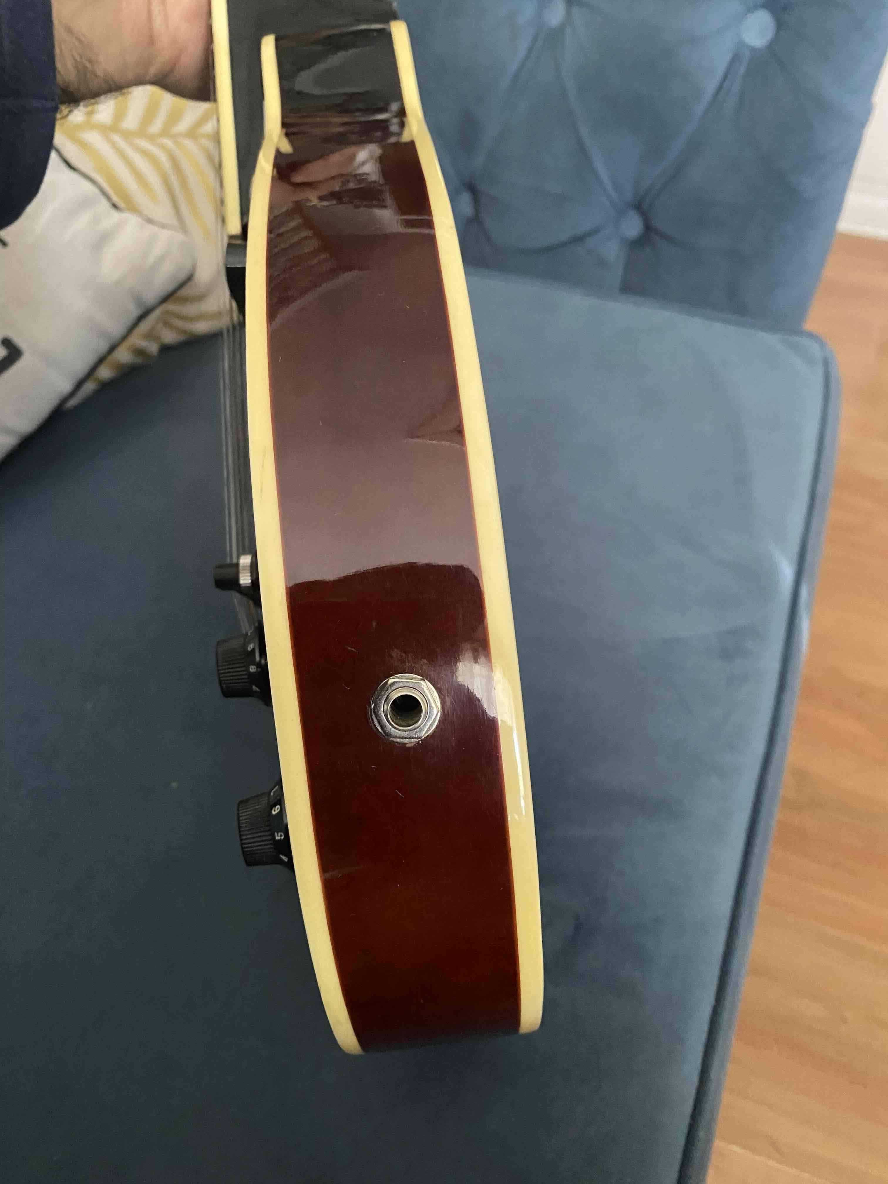 Mandolina negra y roja brillosa - 2