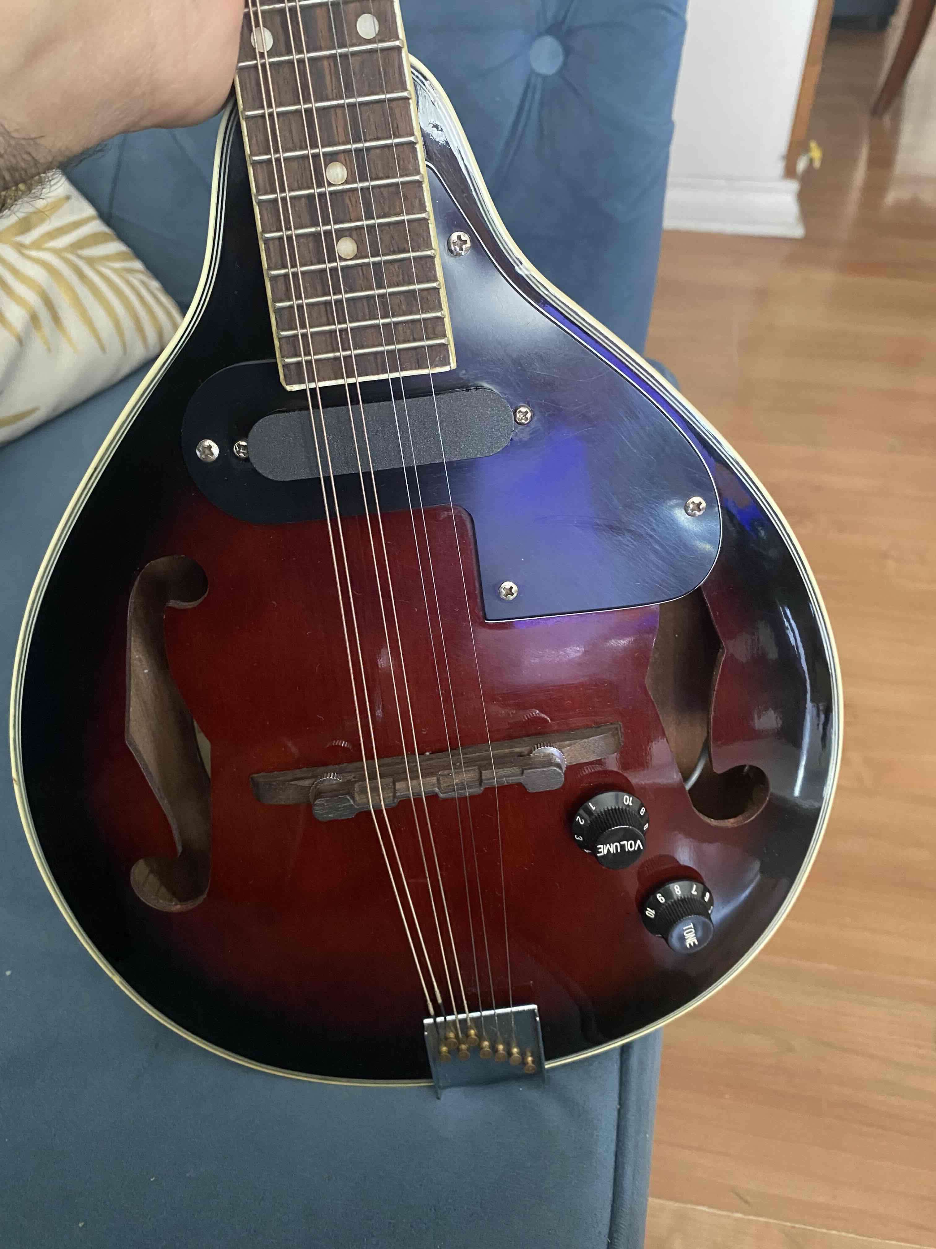 Mandolina negra y roja brillosa - 3