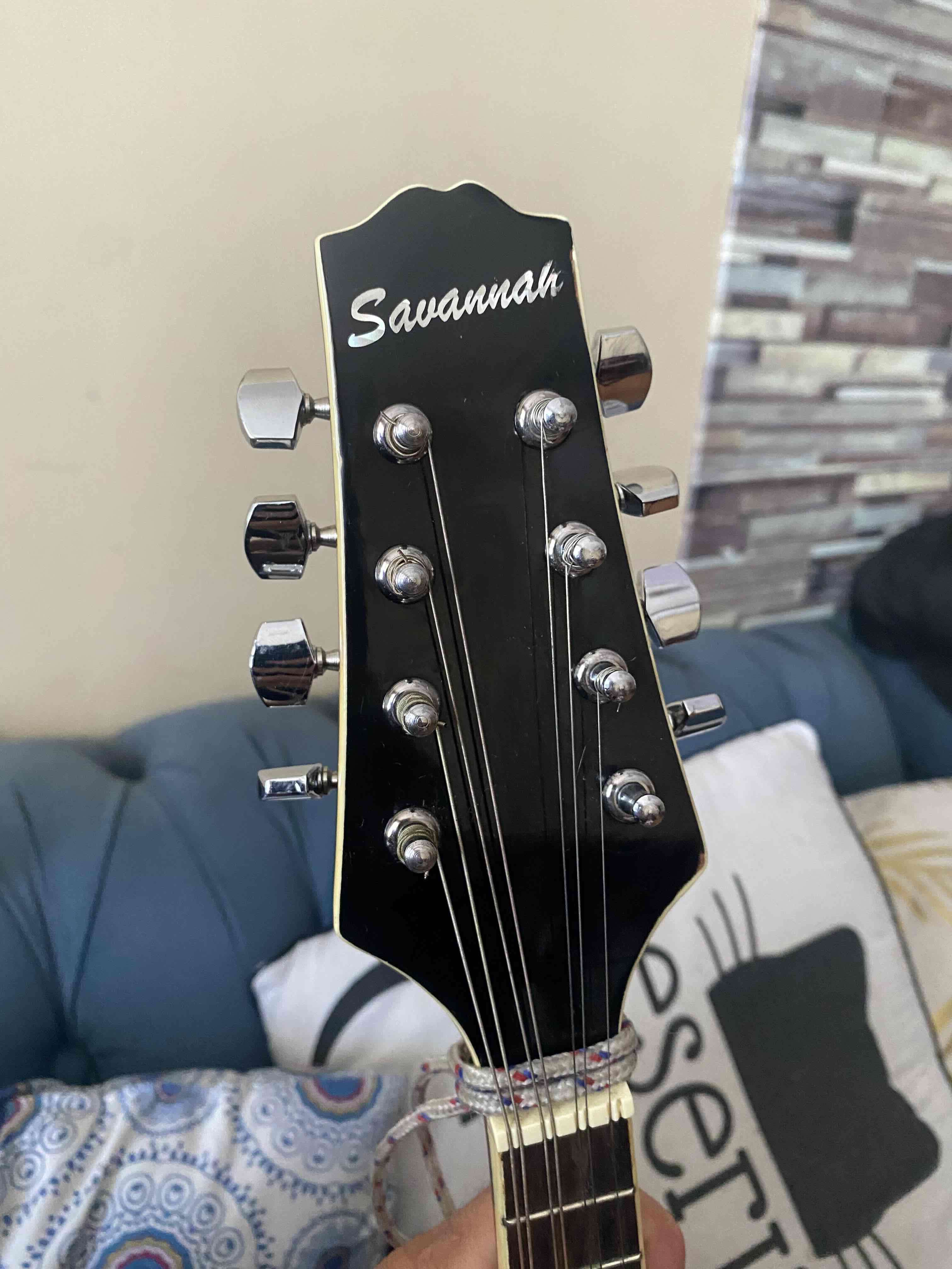 Mandolina negra y roja brillosa - 4