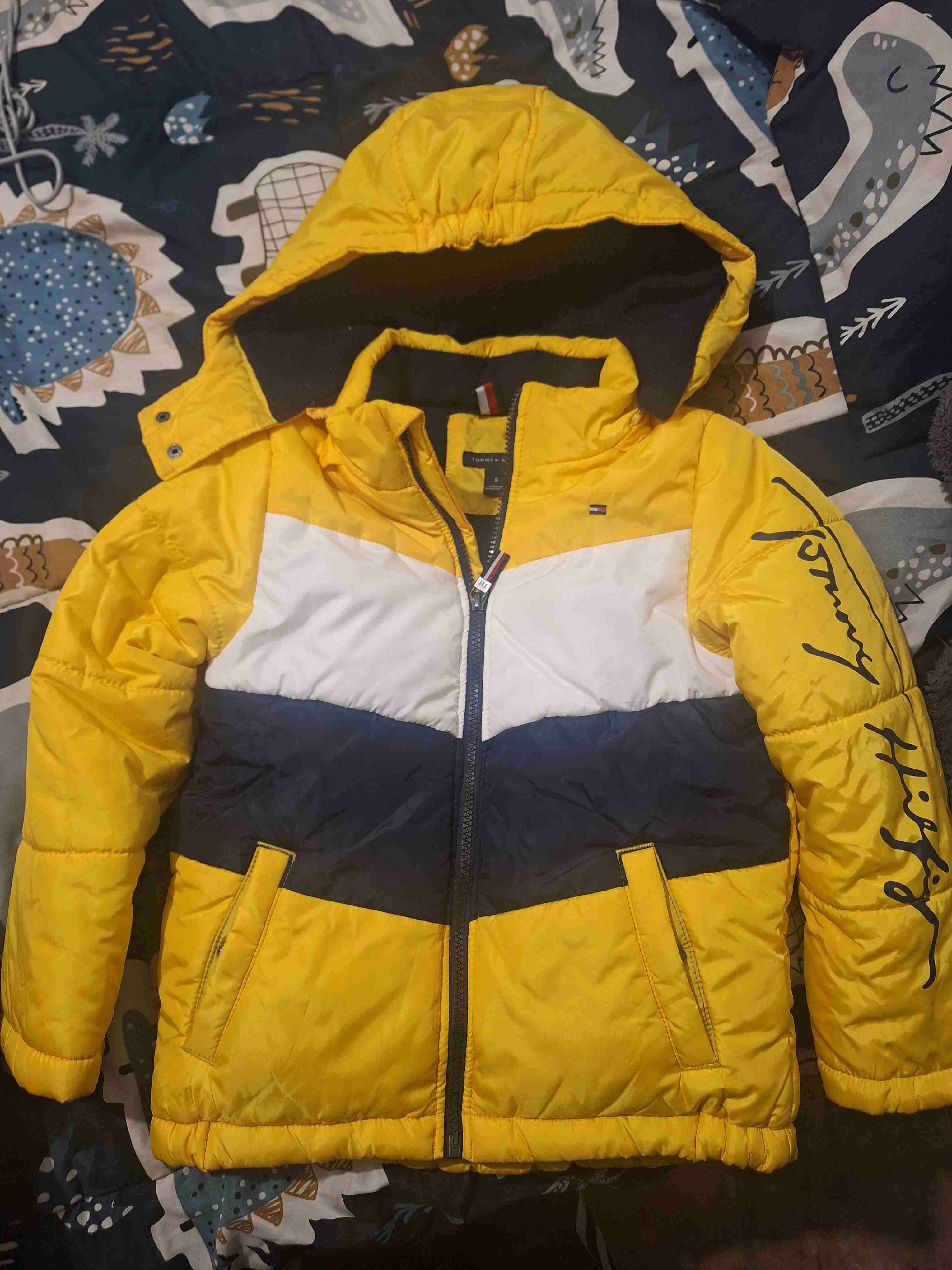 Chaqueta amarilla con capucha