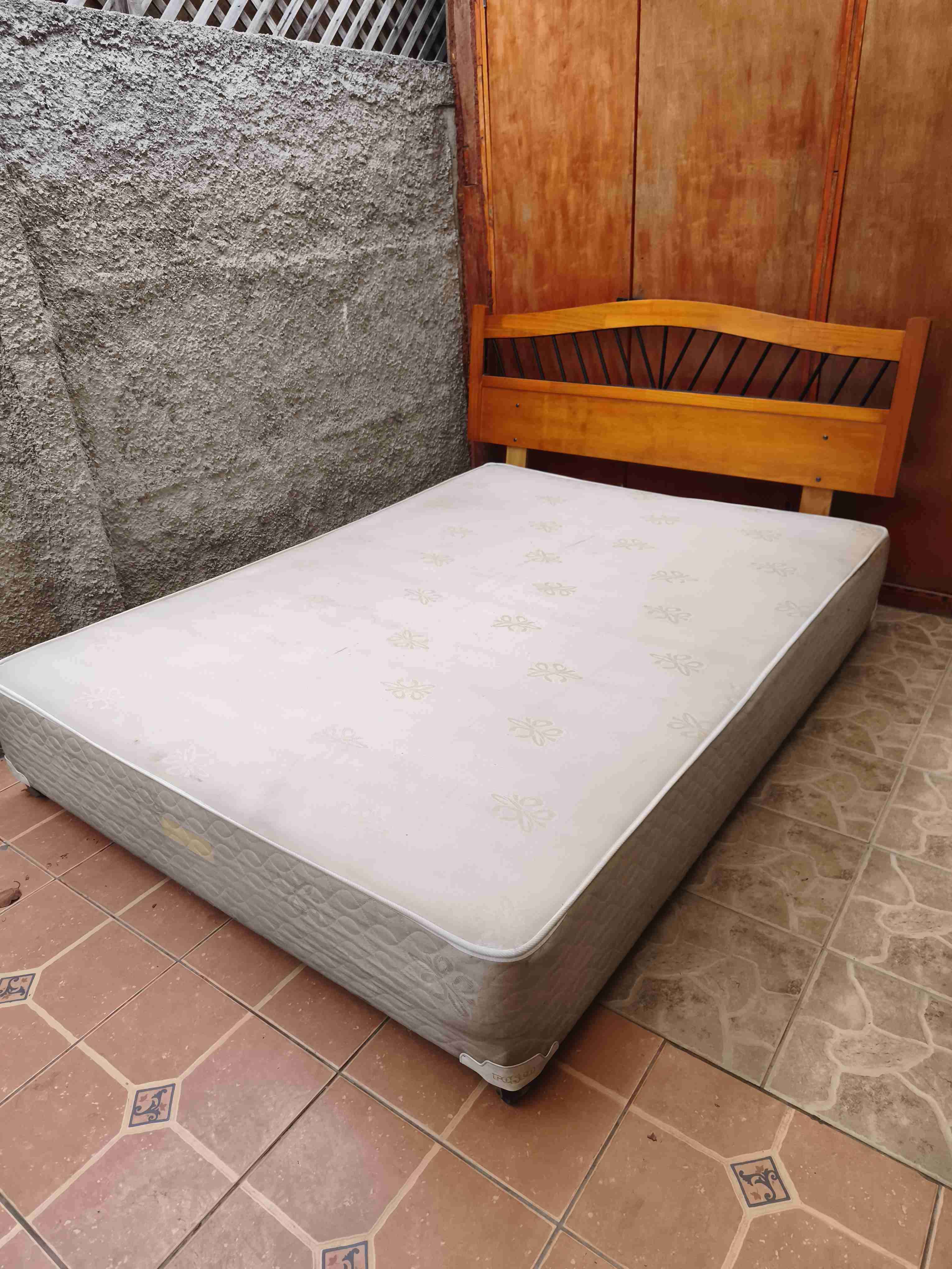 Base box spring matrimonial con respaldo de madera - miniatura 2