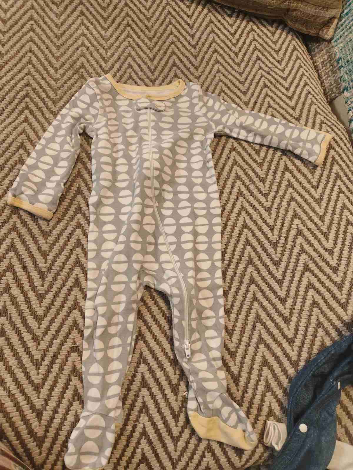 Pijama bebé gris con patrón - miniatura 1