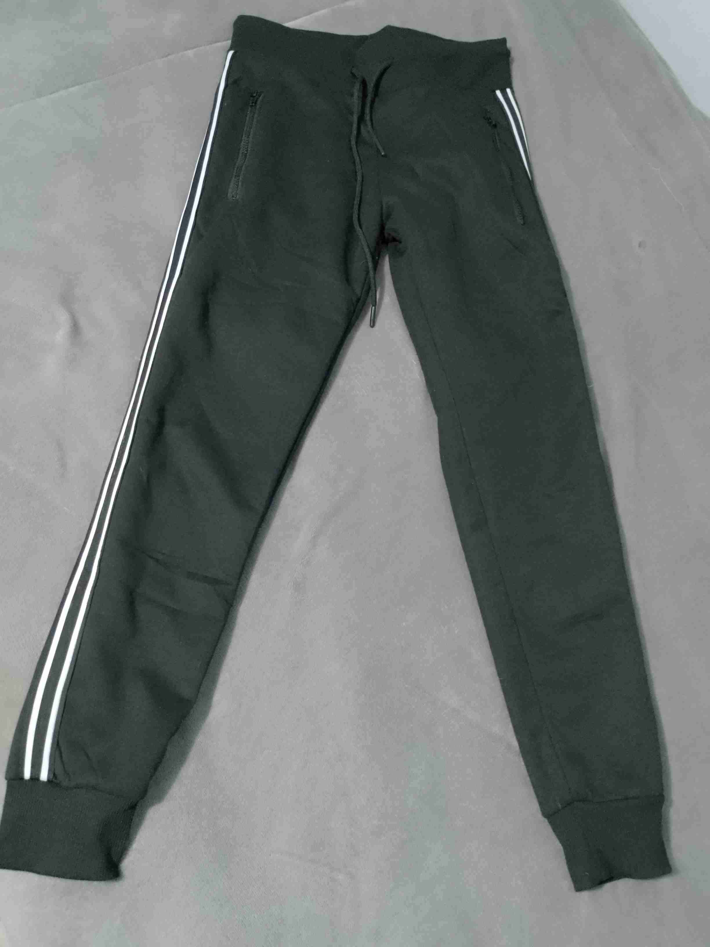 Pantalones deportivos negros con líneas