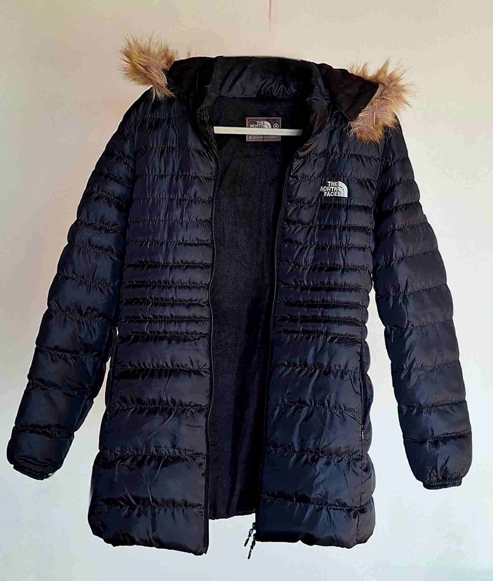 Chaqueta negra con capucha