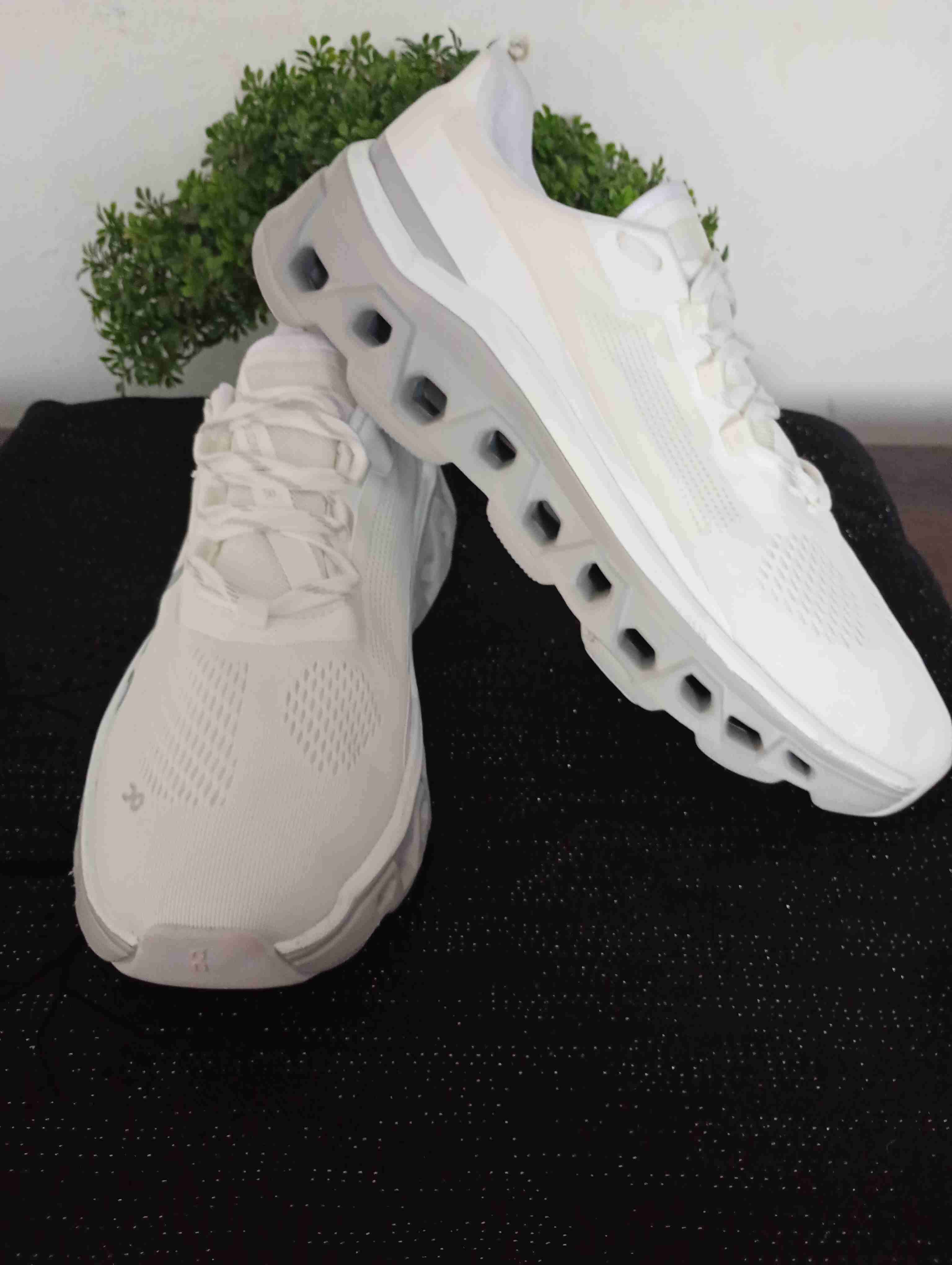 Zapatillas blancas deportivas - miniatura 3