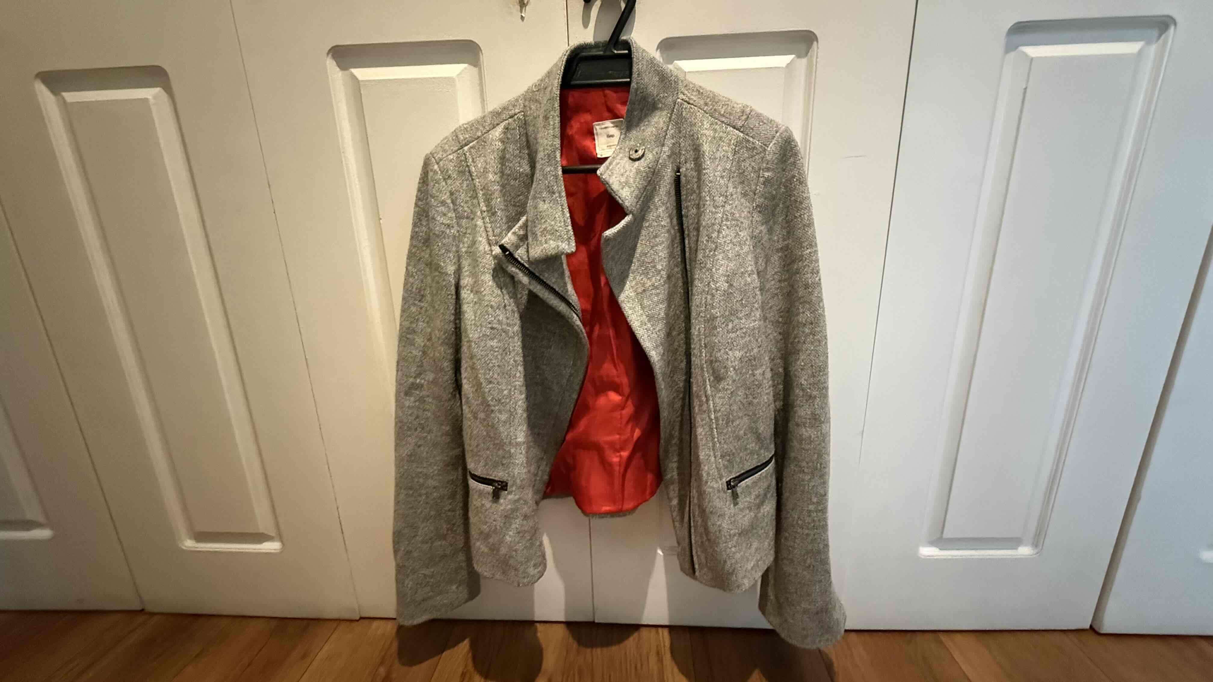 Chaqueta GAP gris con forro rojo - 1