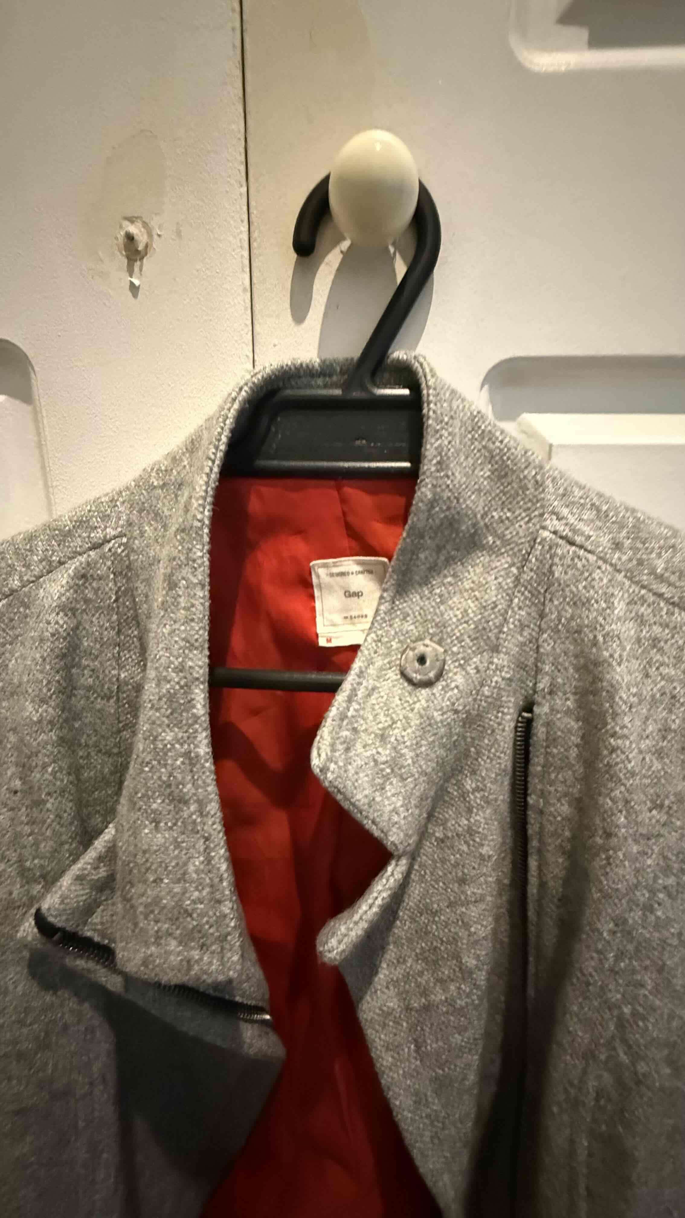 Chaqueta GAP gris con forro rojo - 2