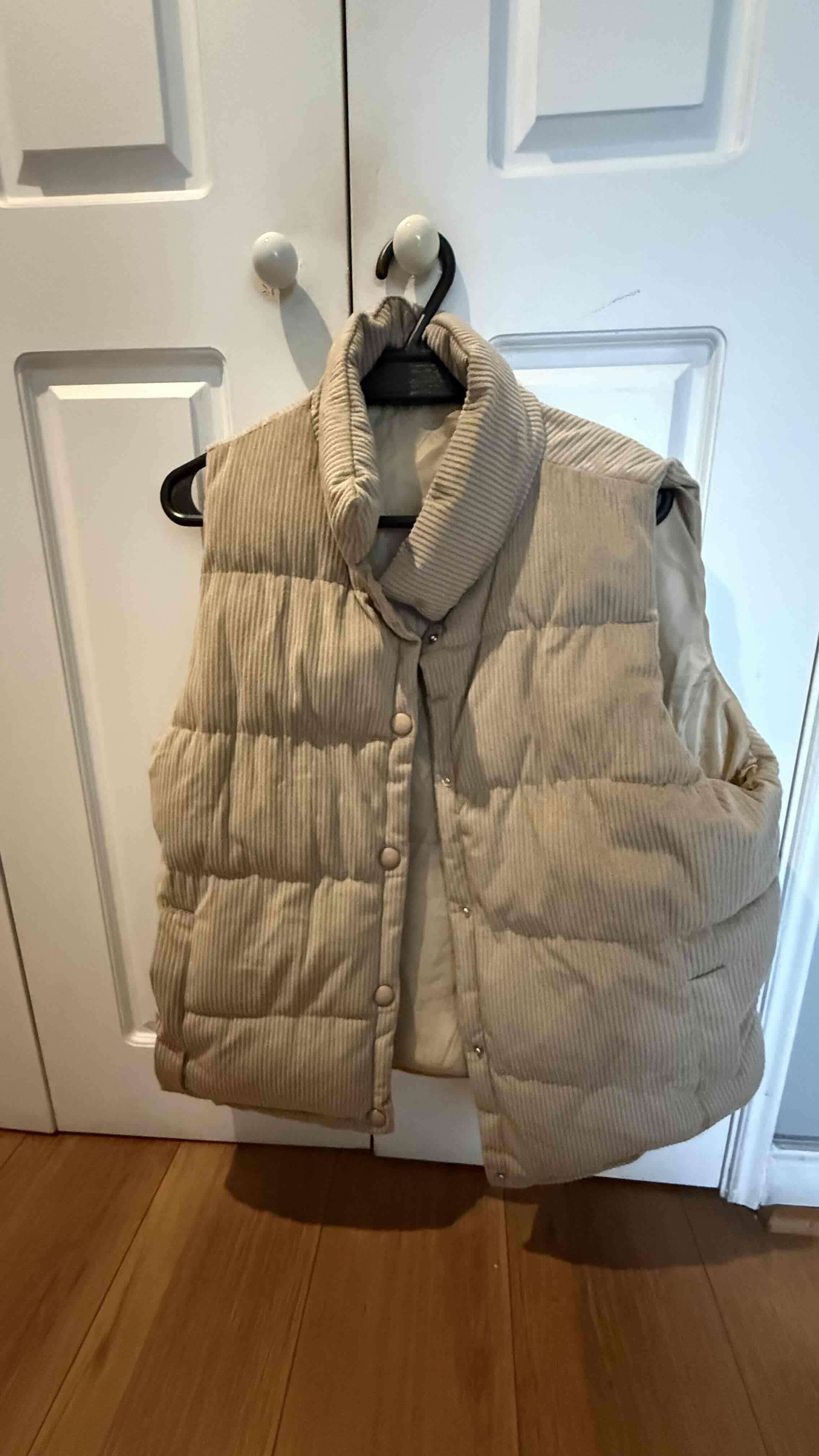 Puffer sin mangas beige