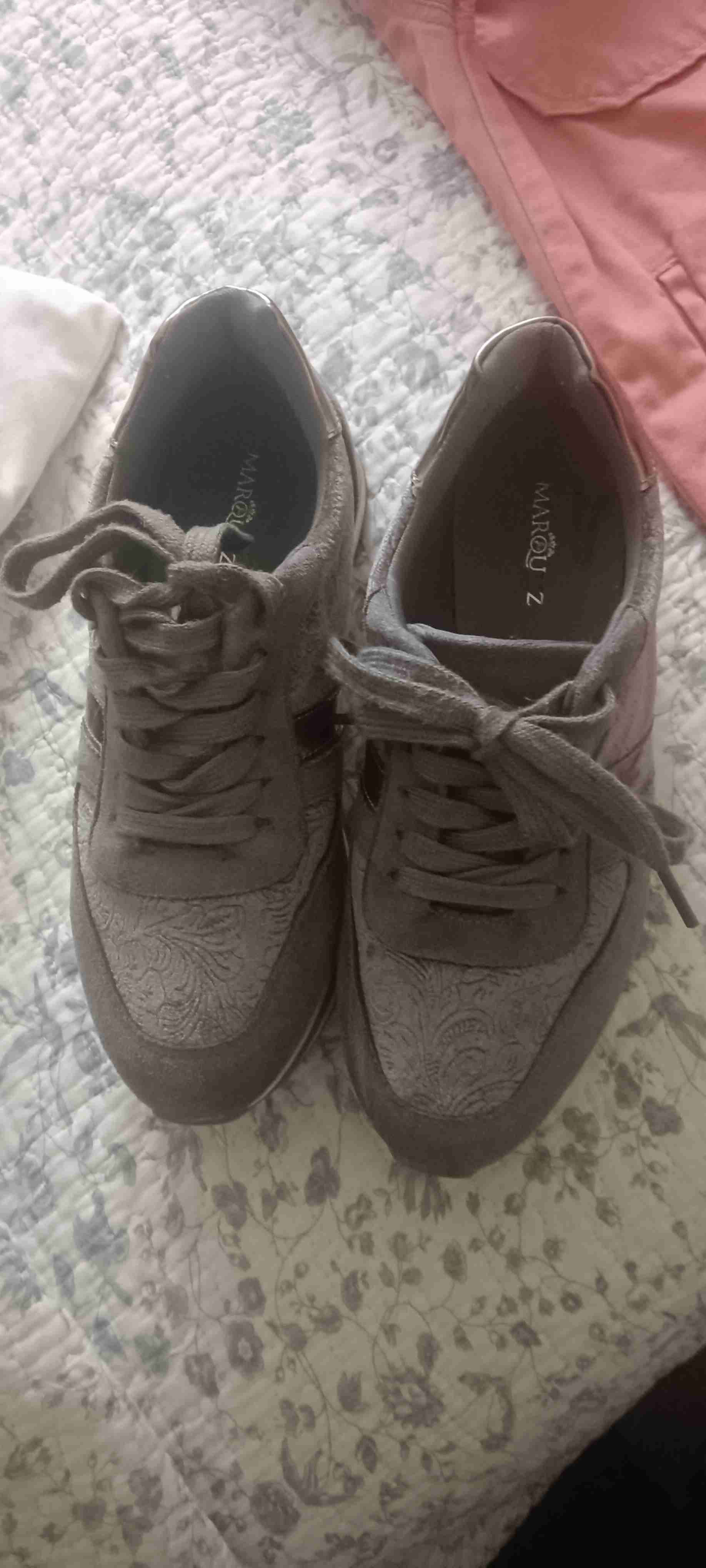 Zapatillas gris con detalles grabados - miniatura 1