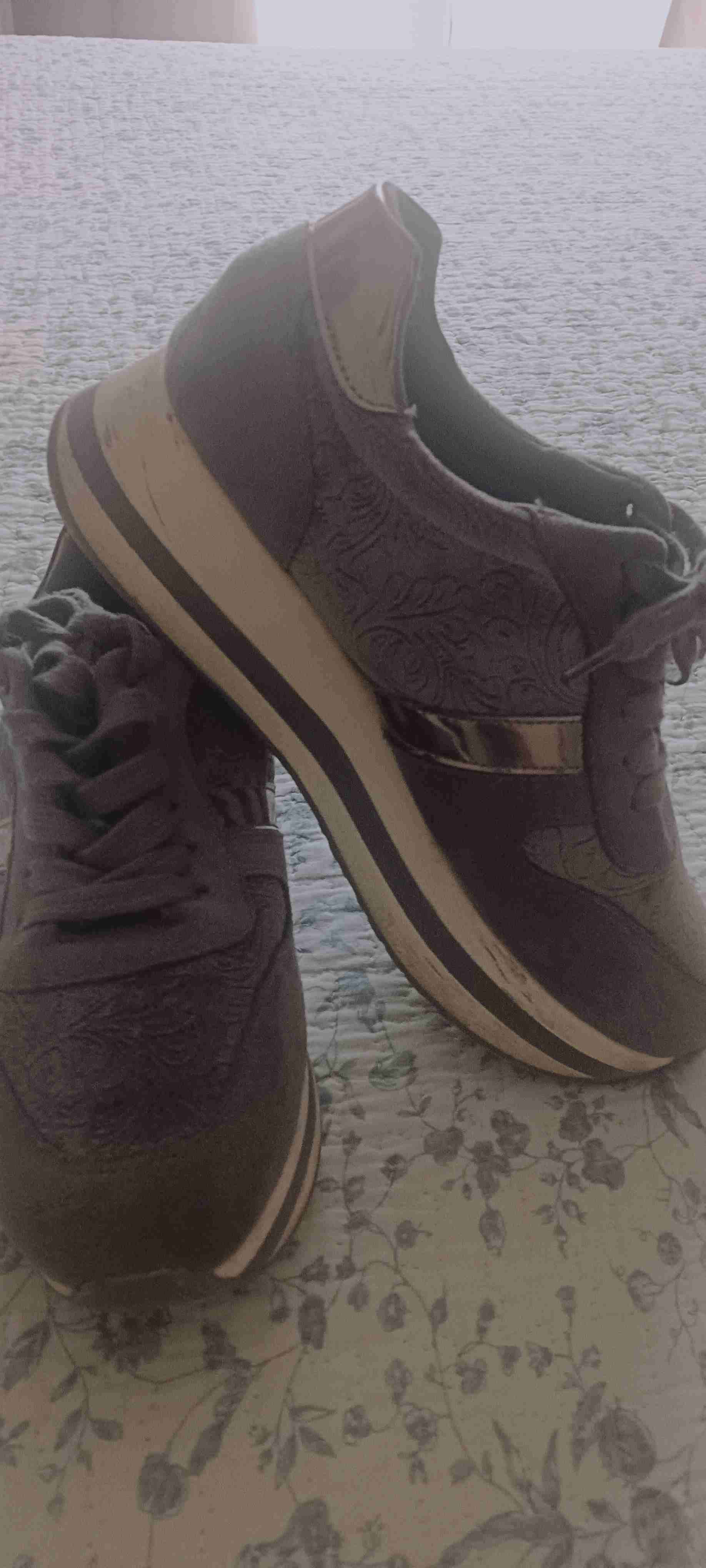 Zapatillas gris con detalles grabados - miniatura 2