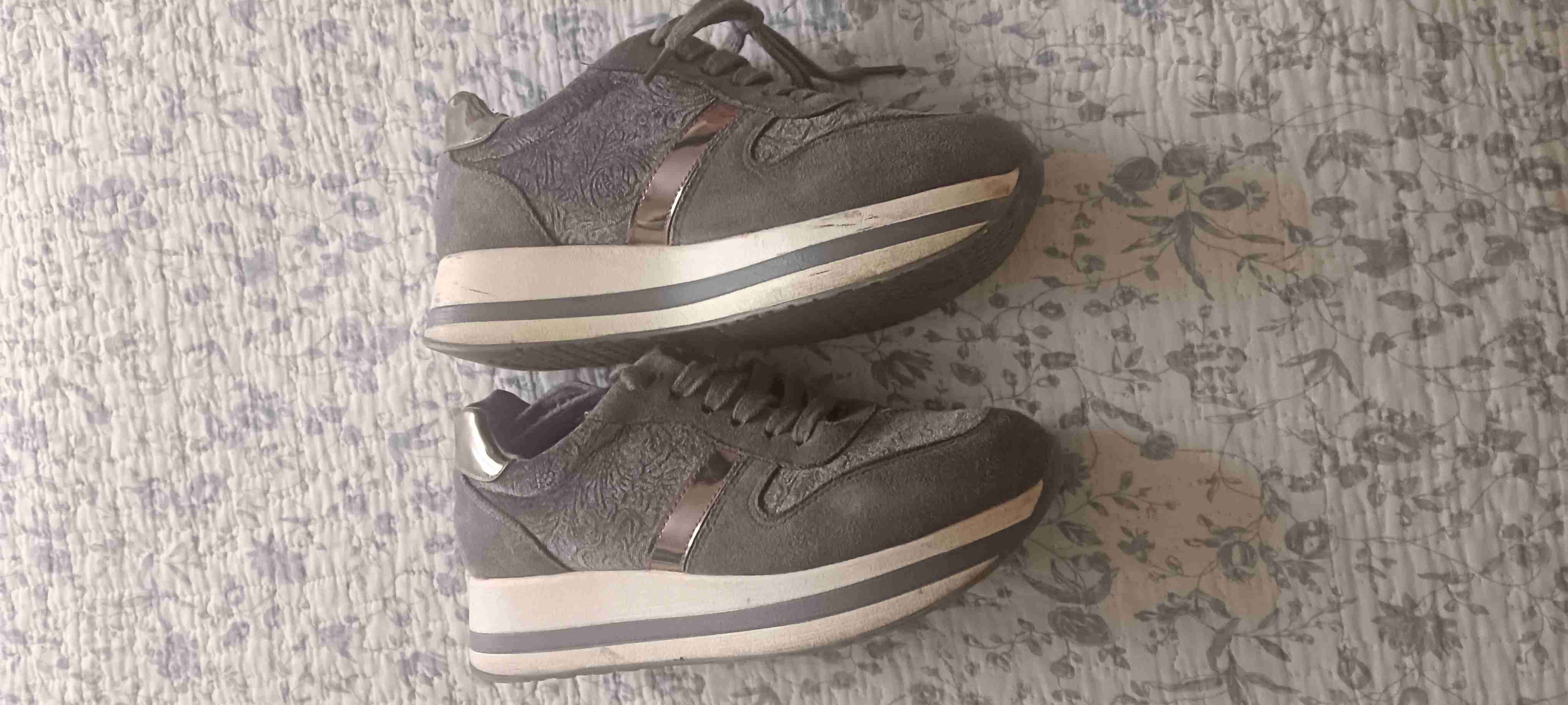 Zapatillas gris con detalles grabados - miniatura 3