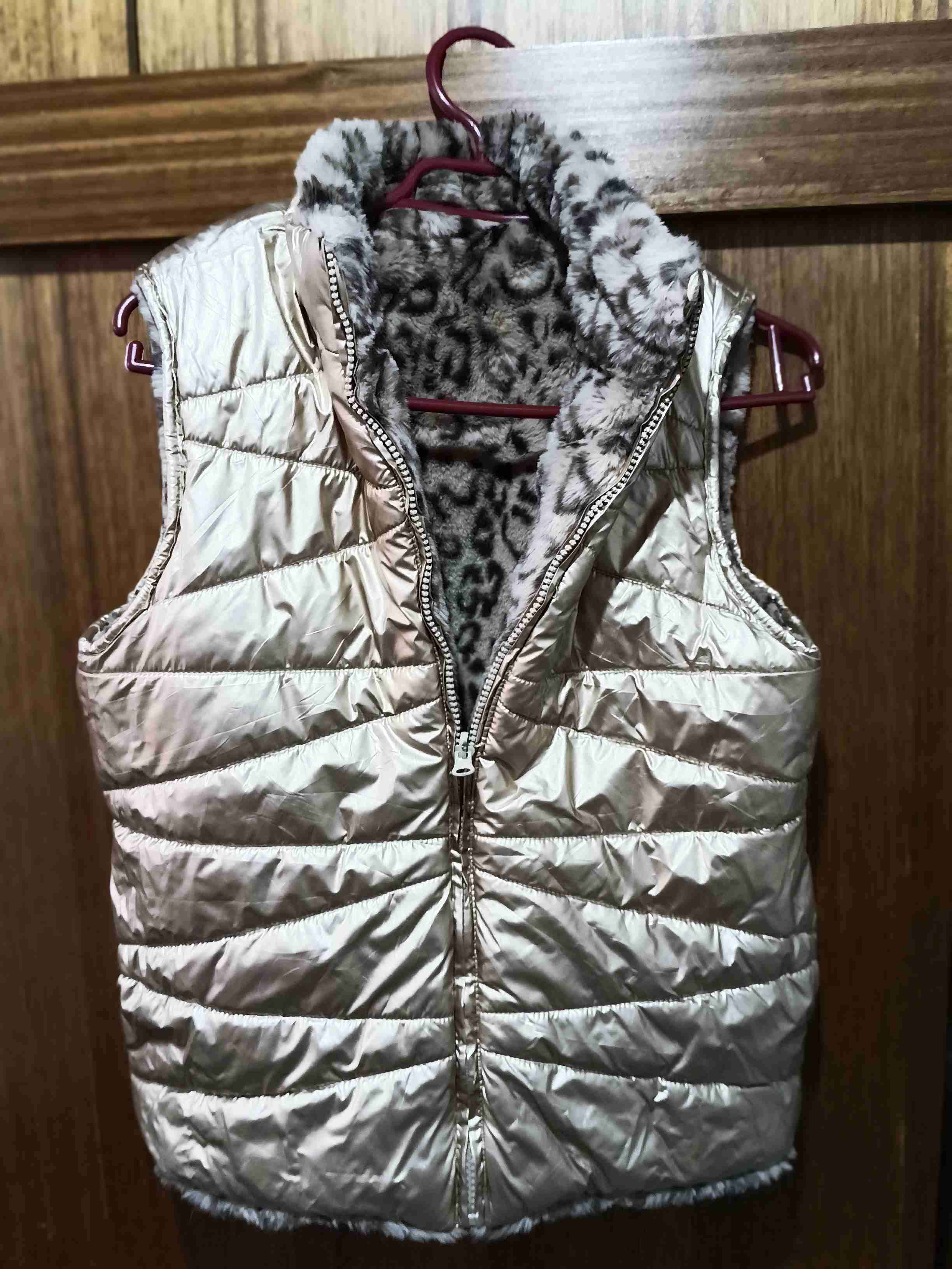 Chaleco reversible peludo animal print con dorado - miniatura 2