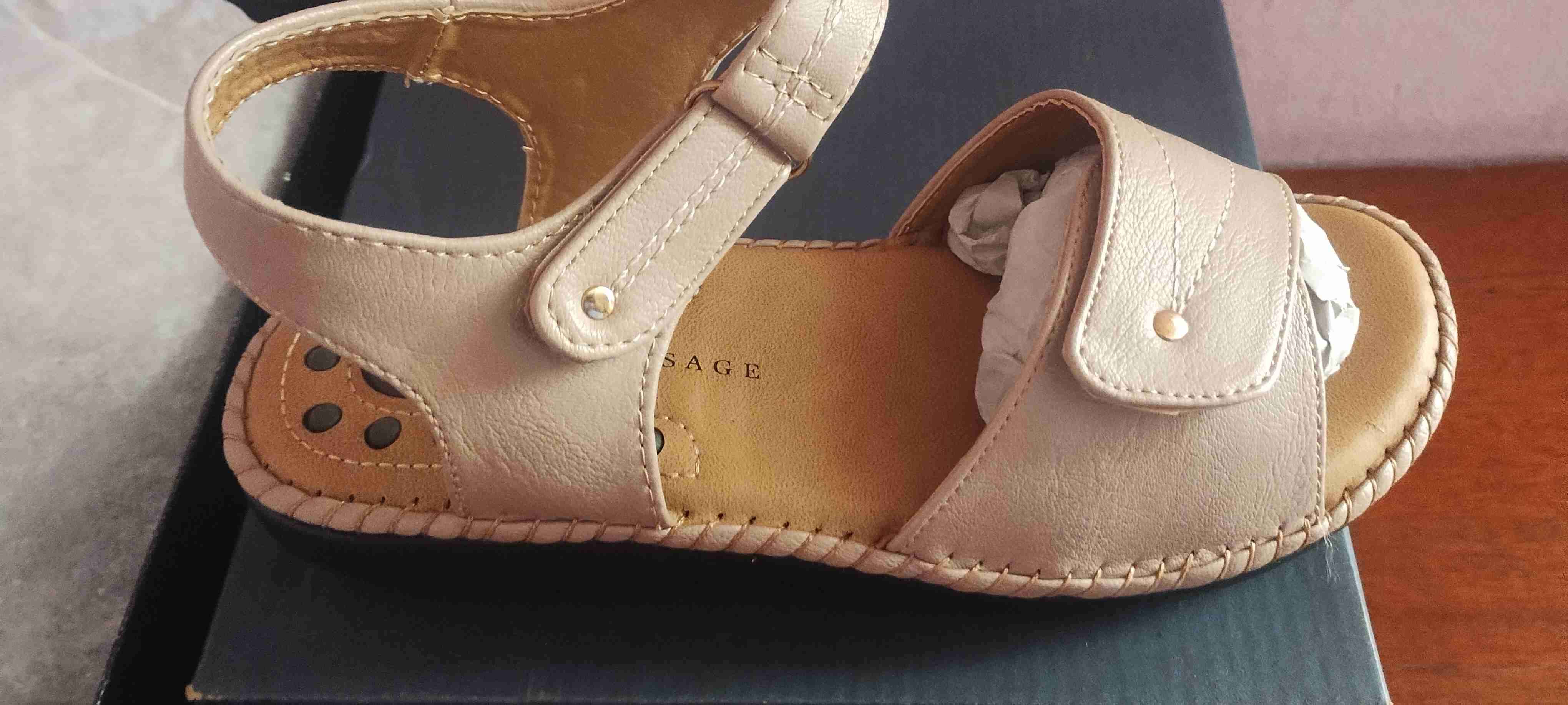 Sandalia beige con velcro - 1