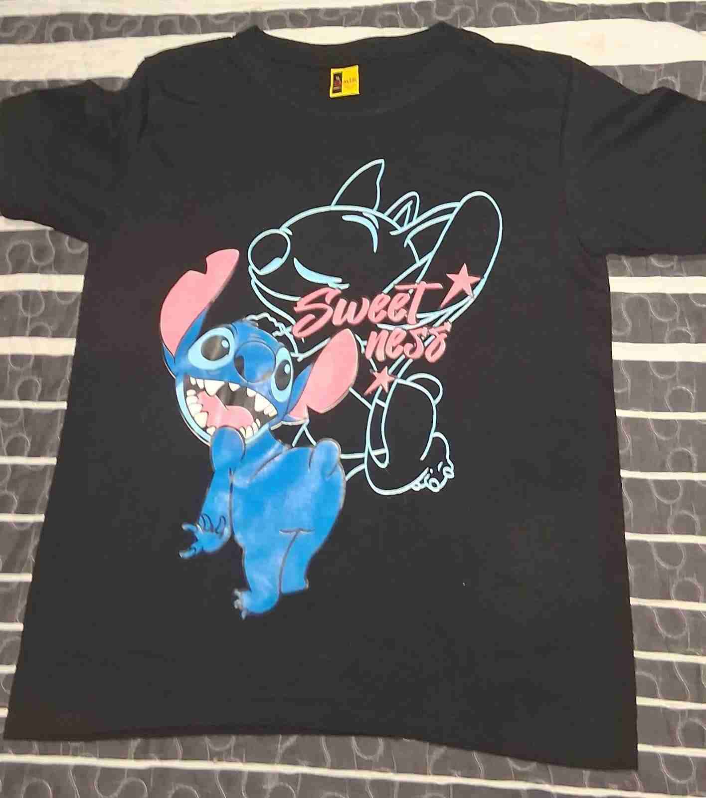 Polera negra con diseño Stitch - 1