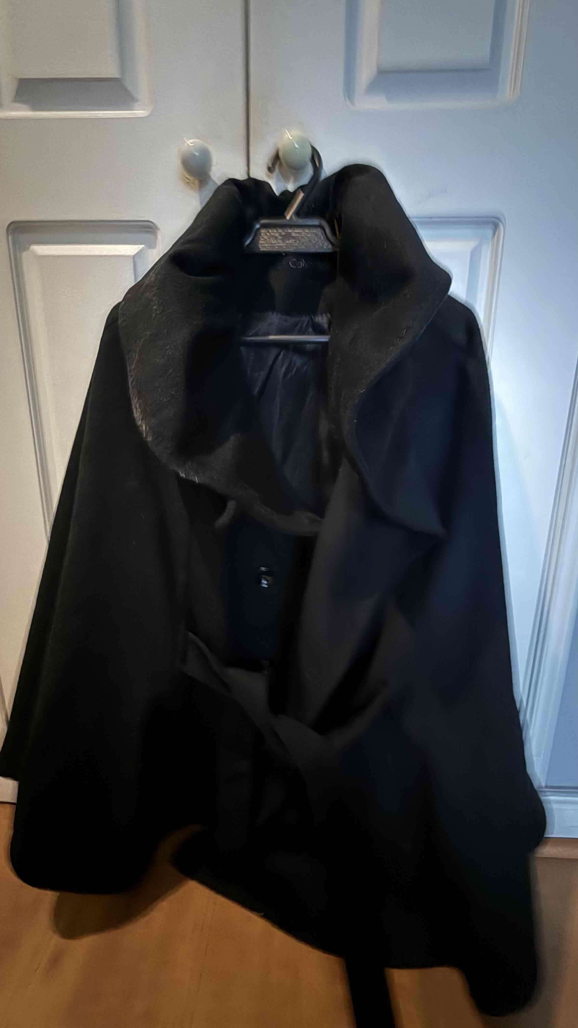 Abrigo negro elegante con cinturón - 1