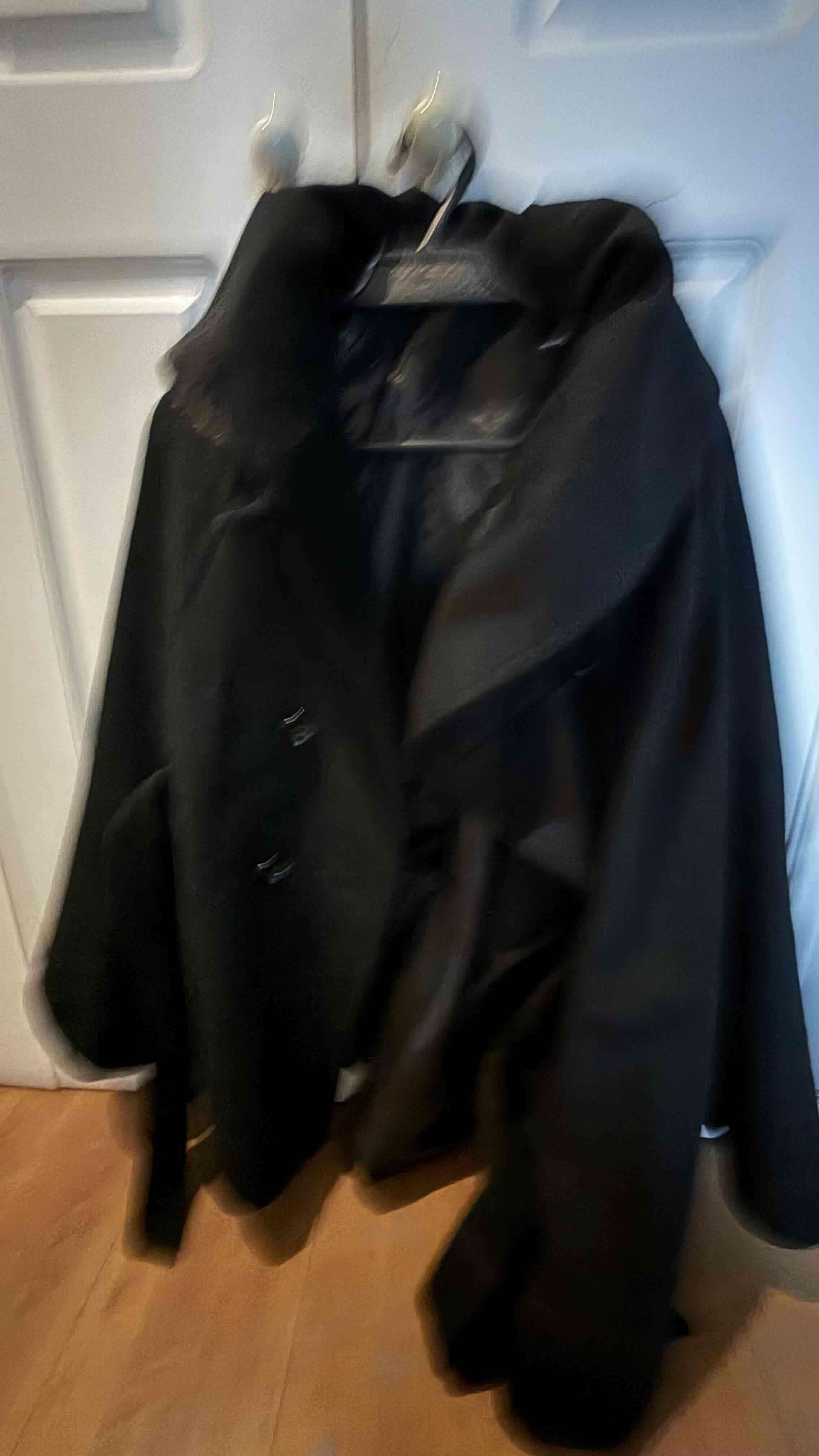 Abrigo negro elegante con cinturón - 2