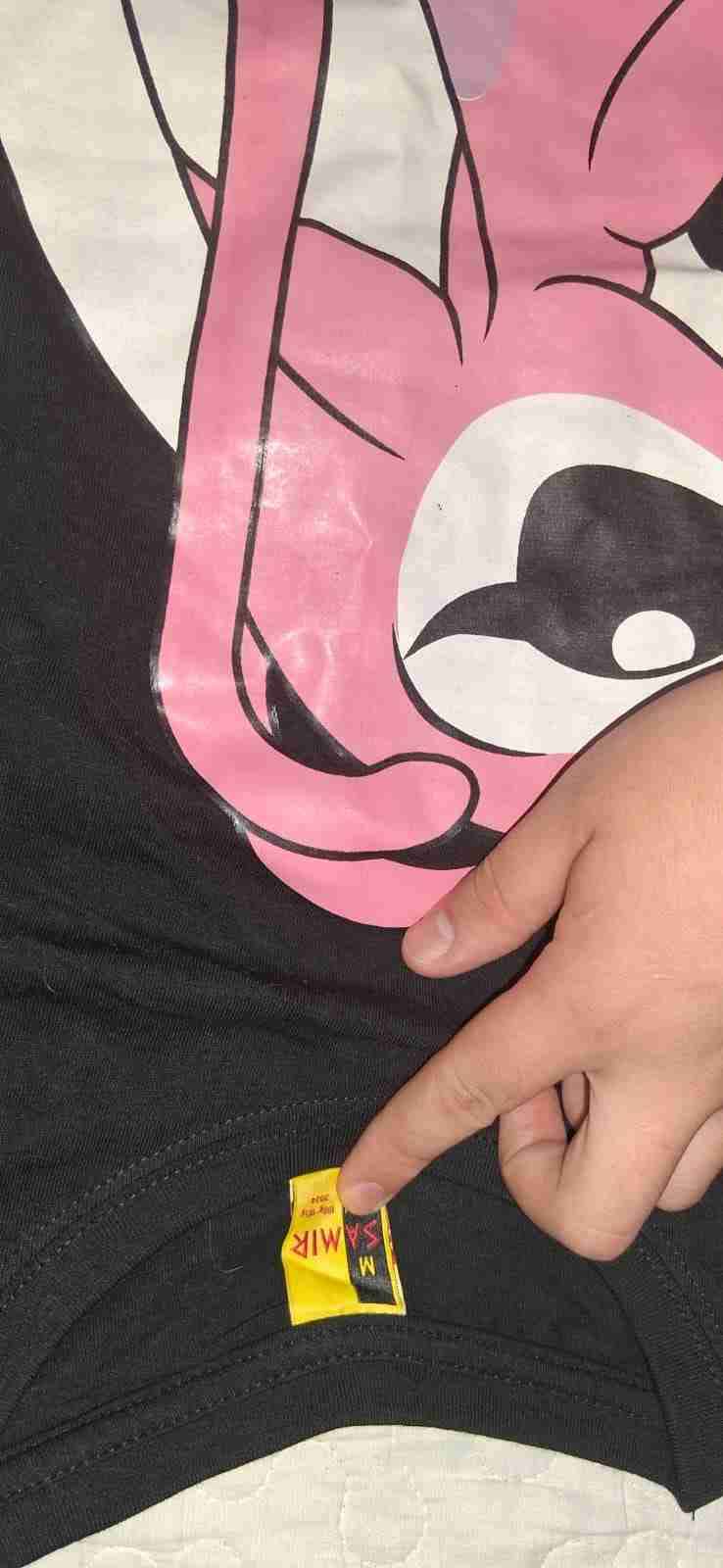 Polera negra con diseño rosa - miniatura 2