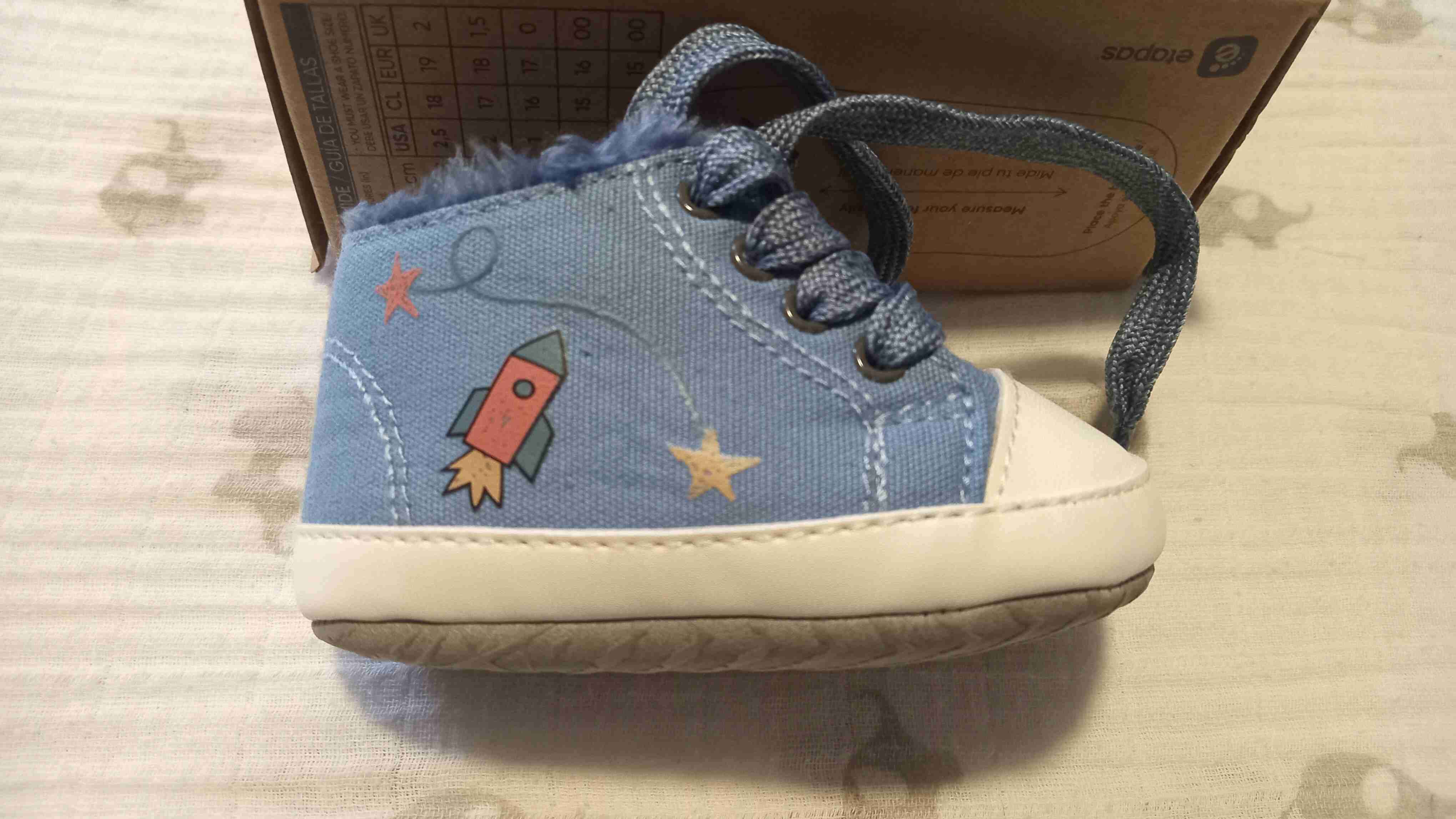 Zapato de bebé azul con cohetes - miniatura 1