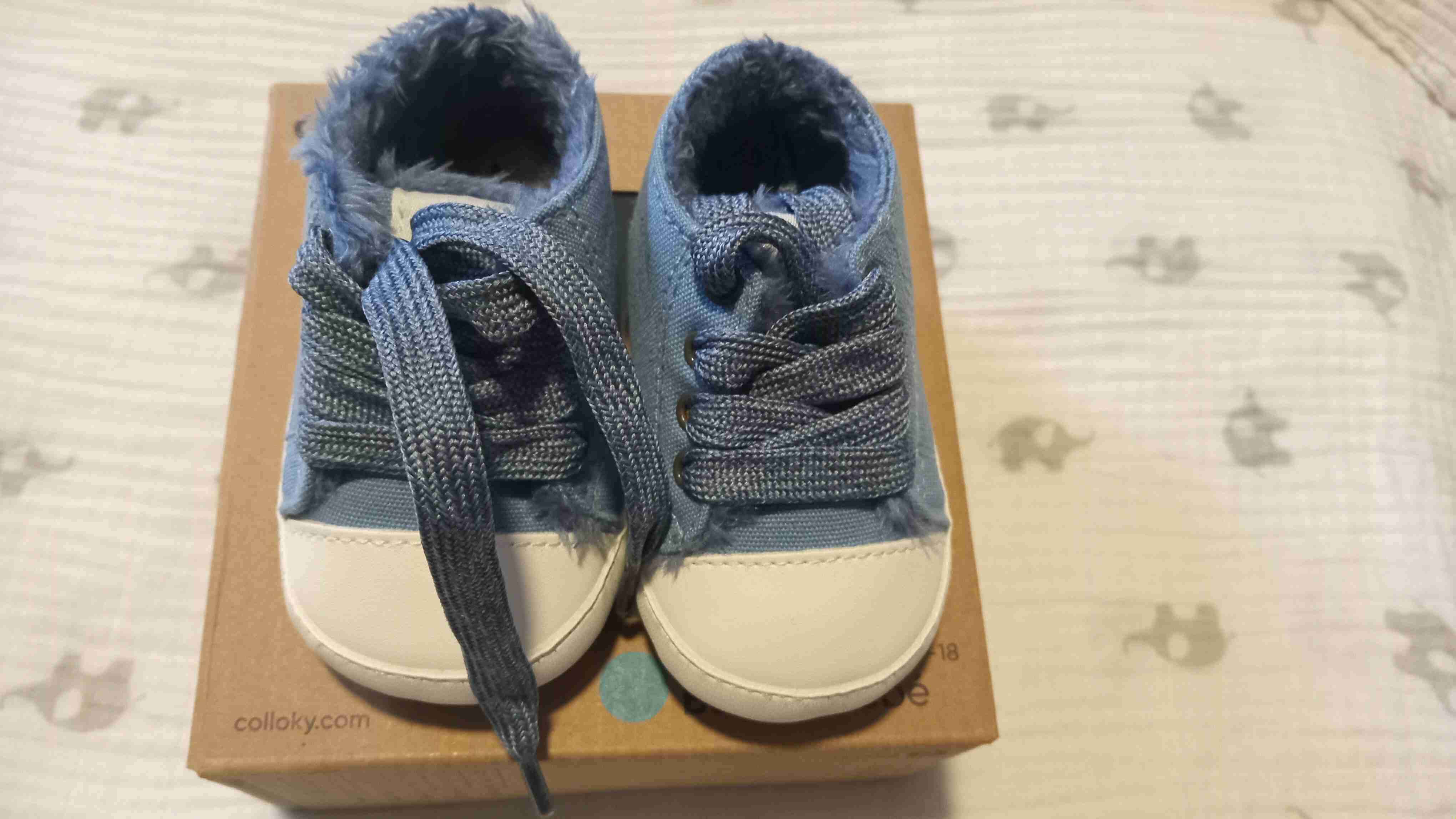 Zapato de bebé azul con cohetes - miniatura 2