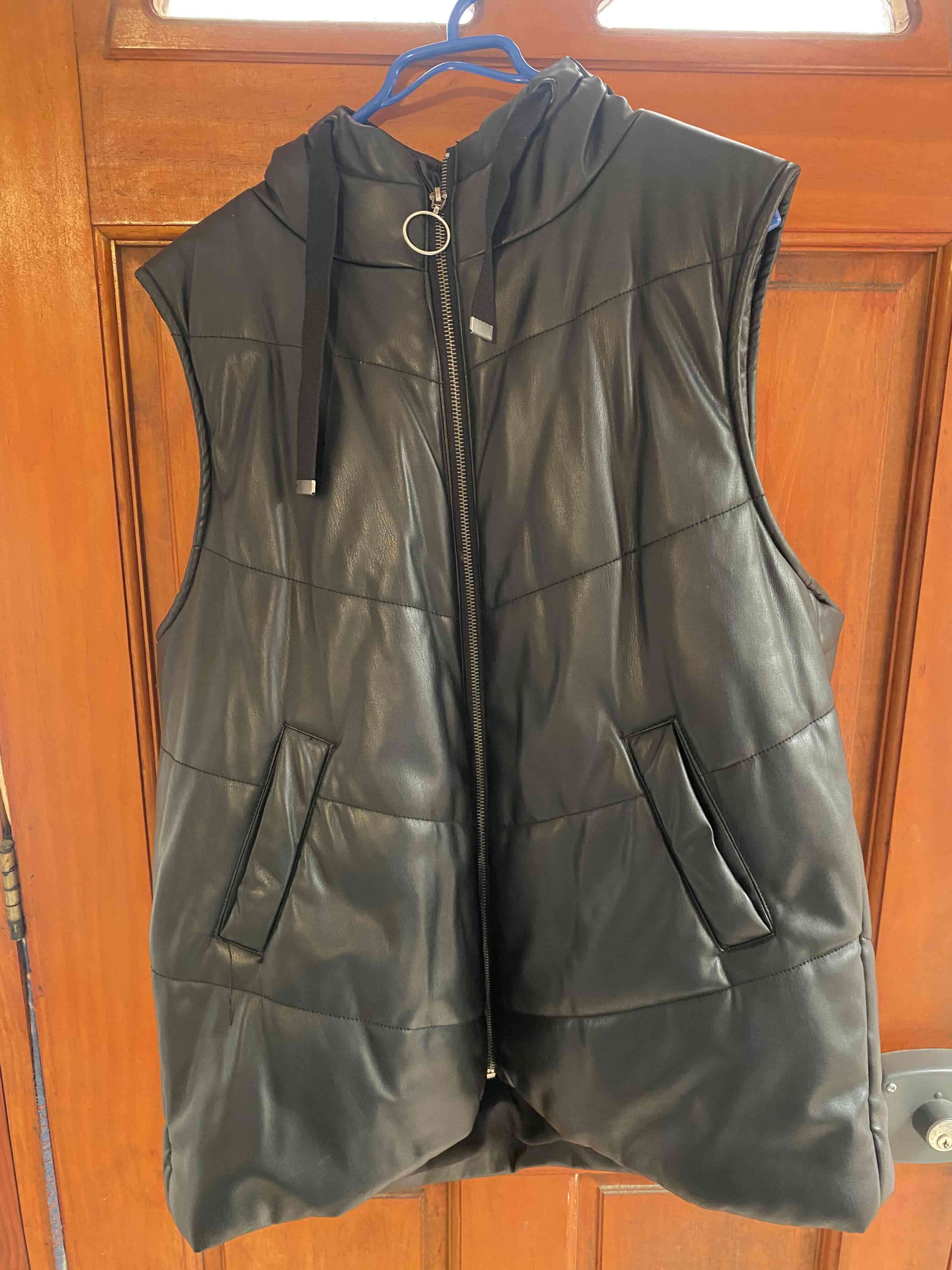 Chaqueta negro con capucha - miniatura 3