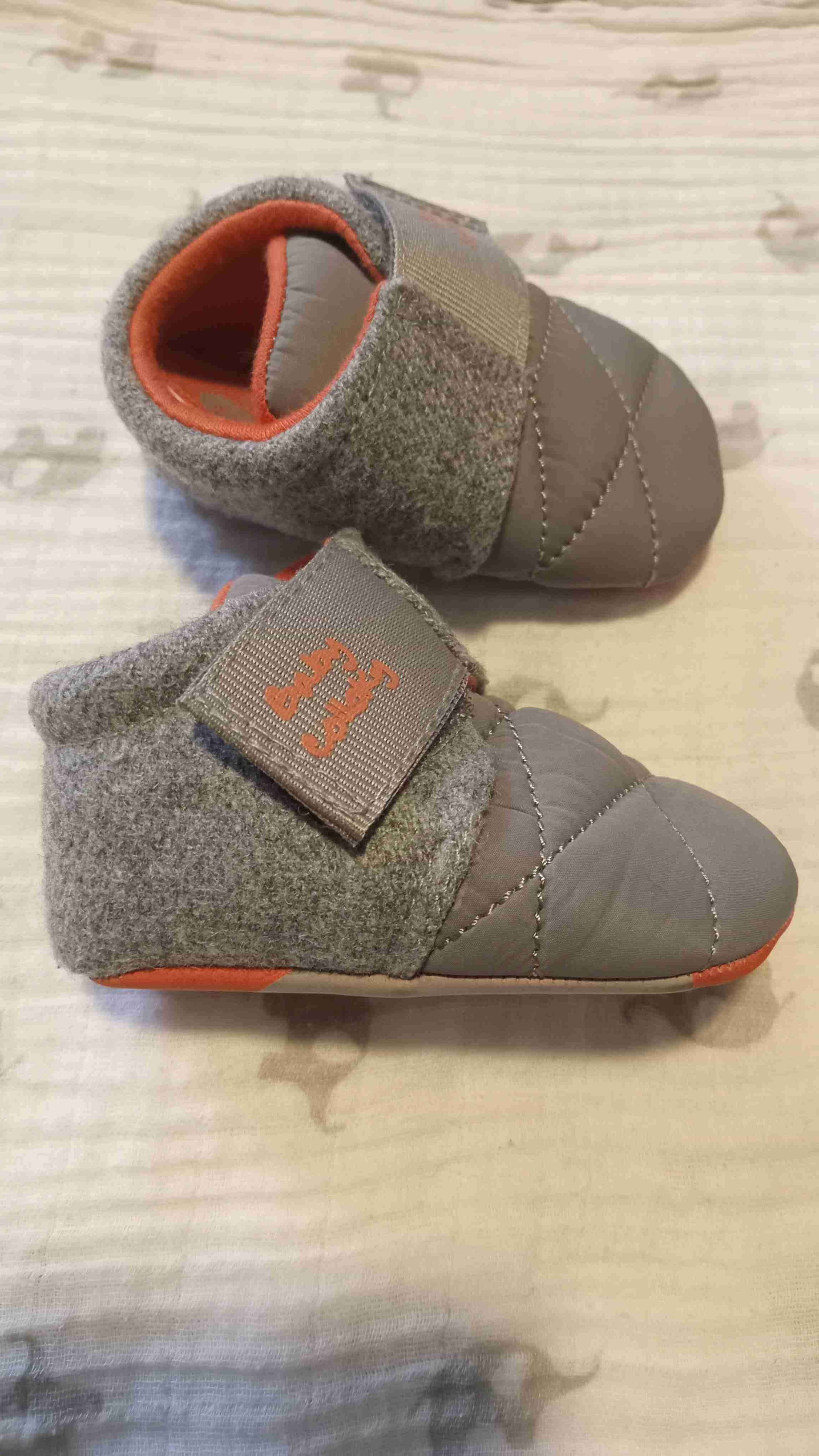 Zapatos de bebé grises acolchados - miniatura 2