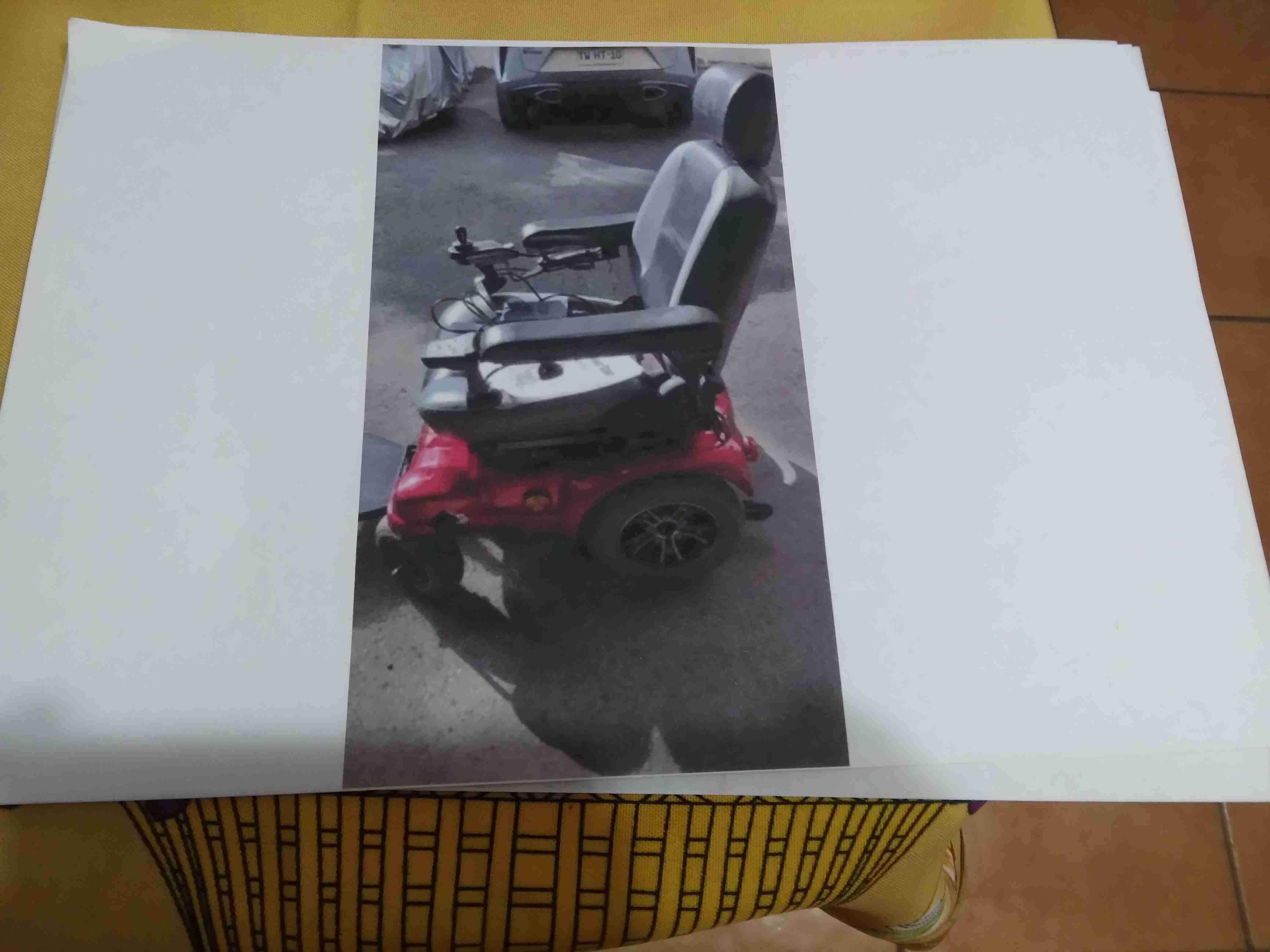 Silla de ruedas eléctrica roja