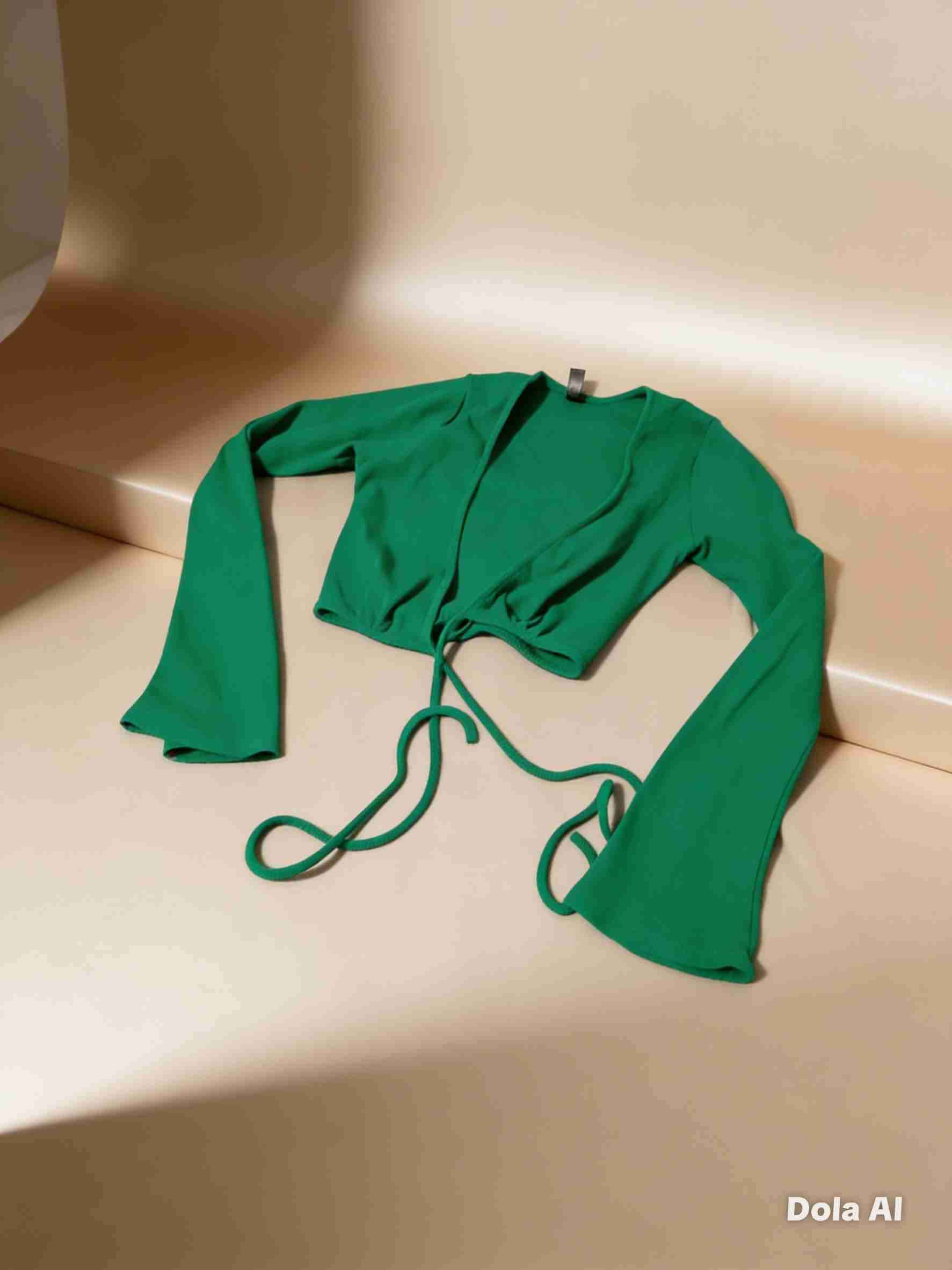 Top corto verde con amarras