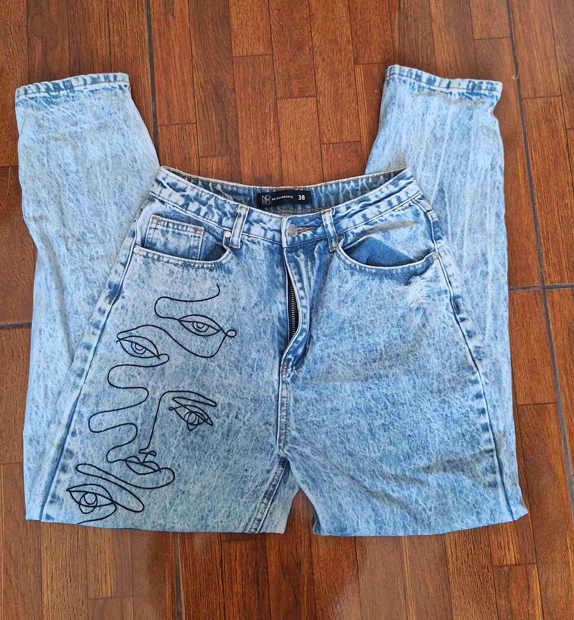 Jeans azules con diseño