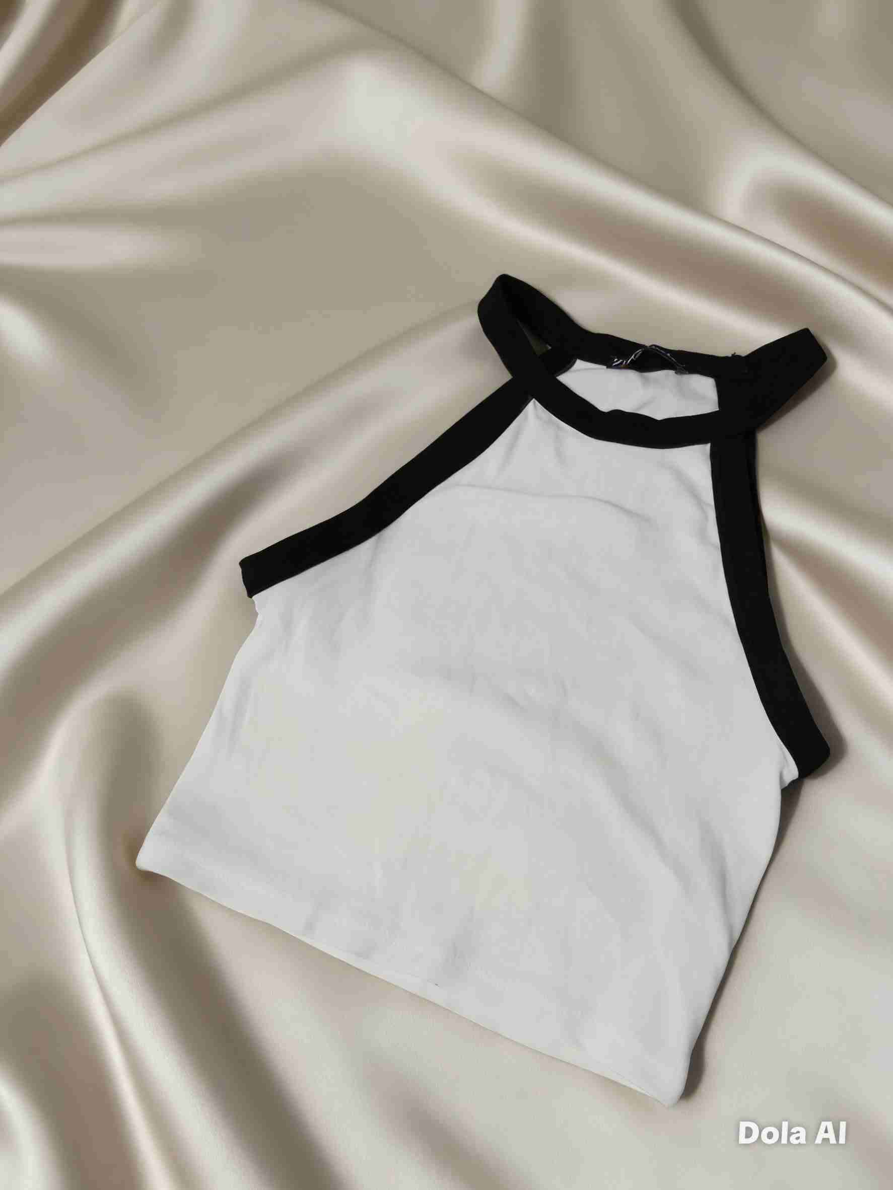 Top blanco con bordes negros