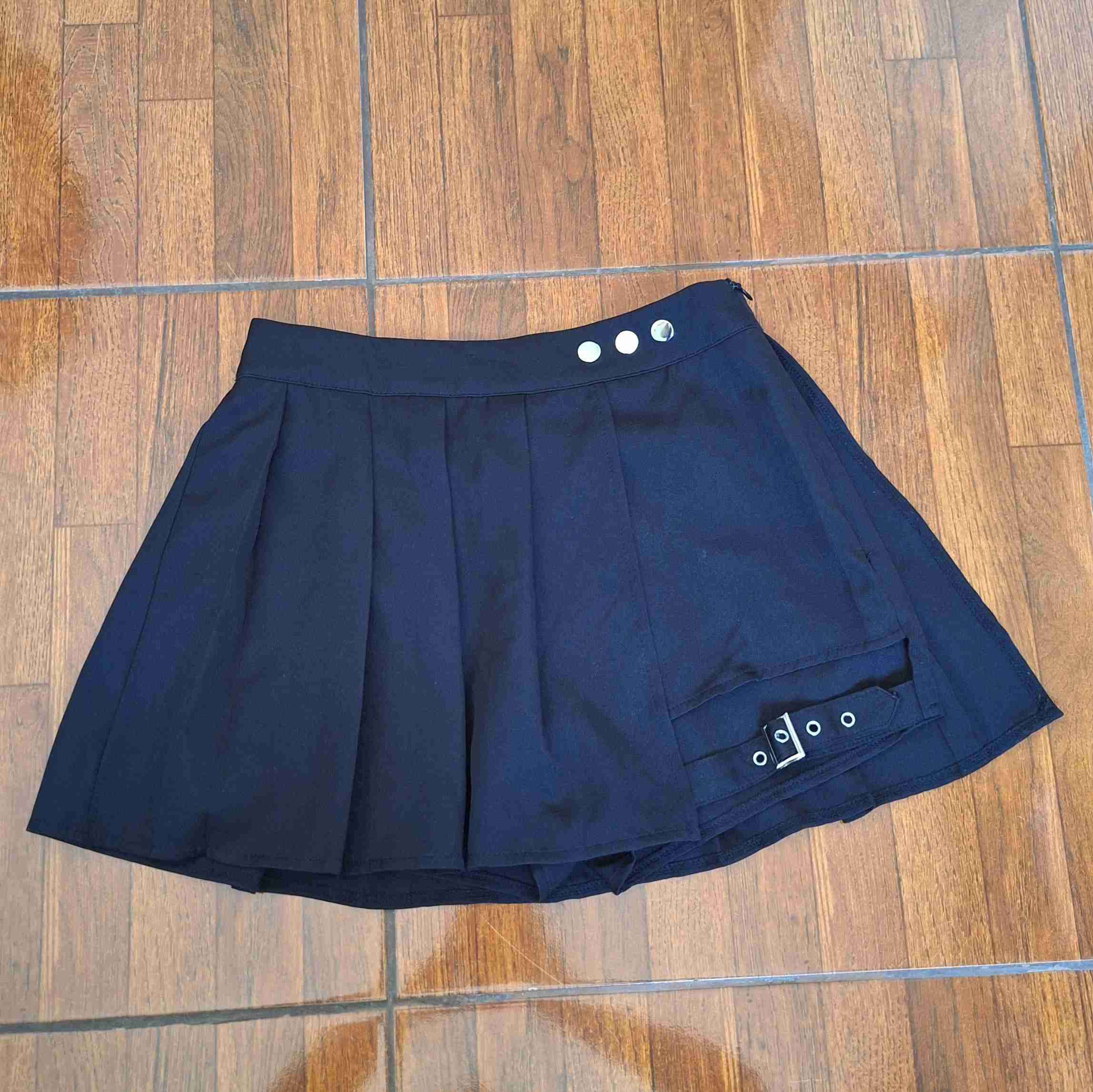 Falda-short negra con botones