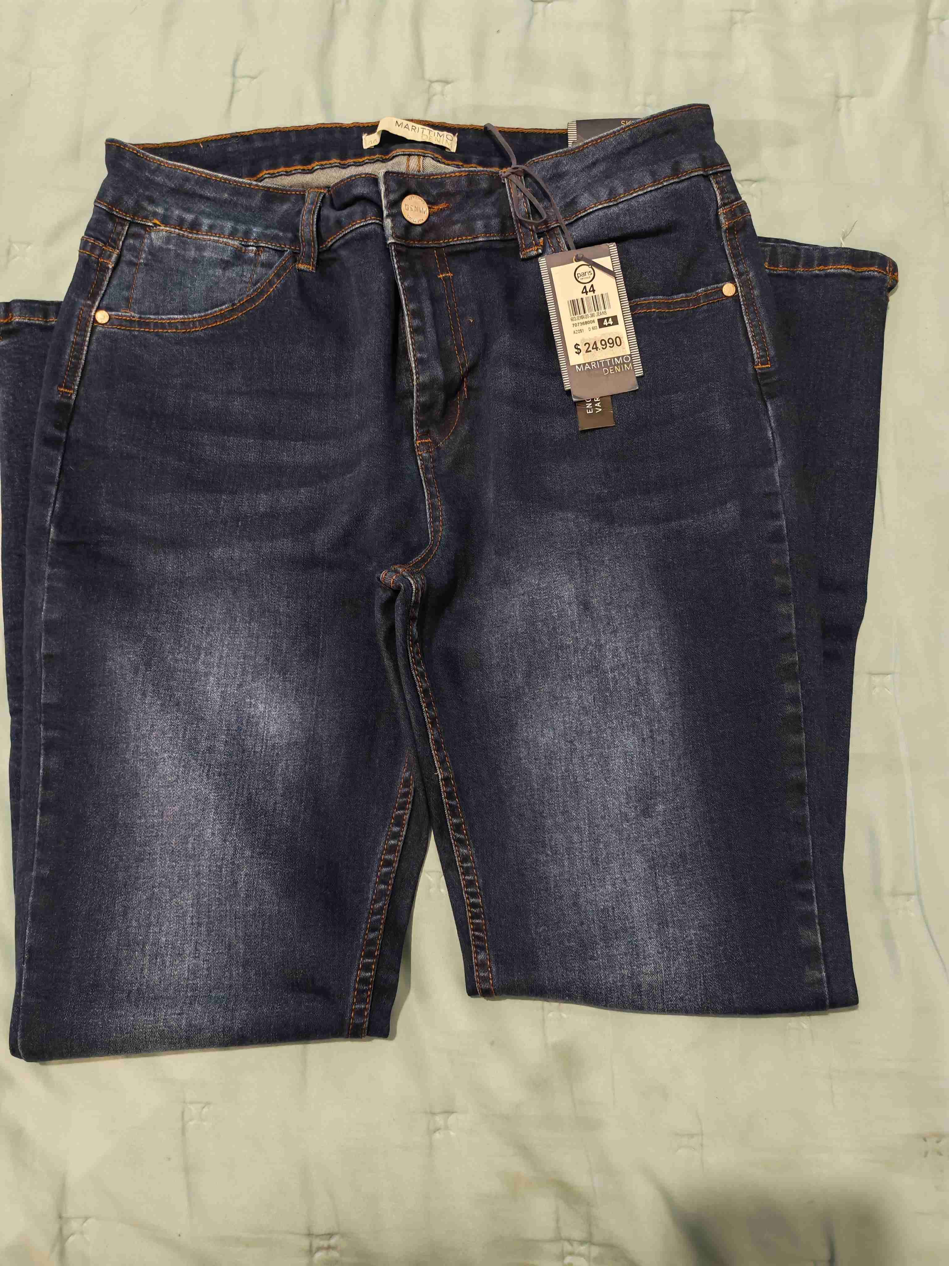 Jeans azul oscuro con etiqueta