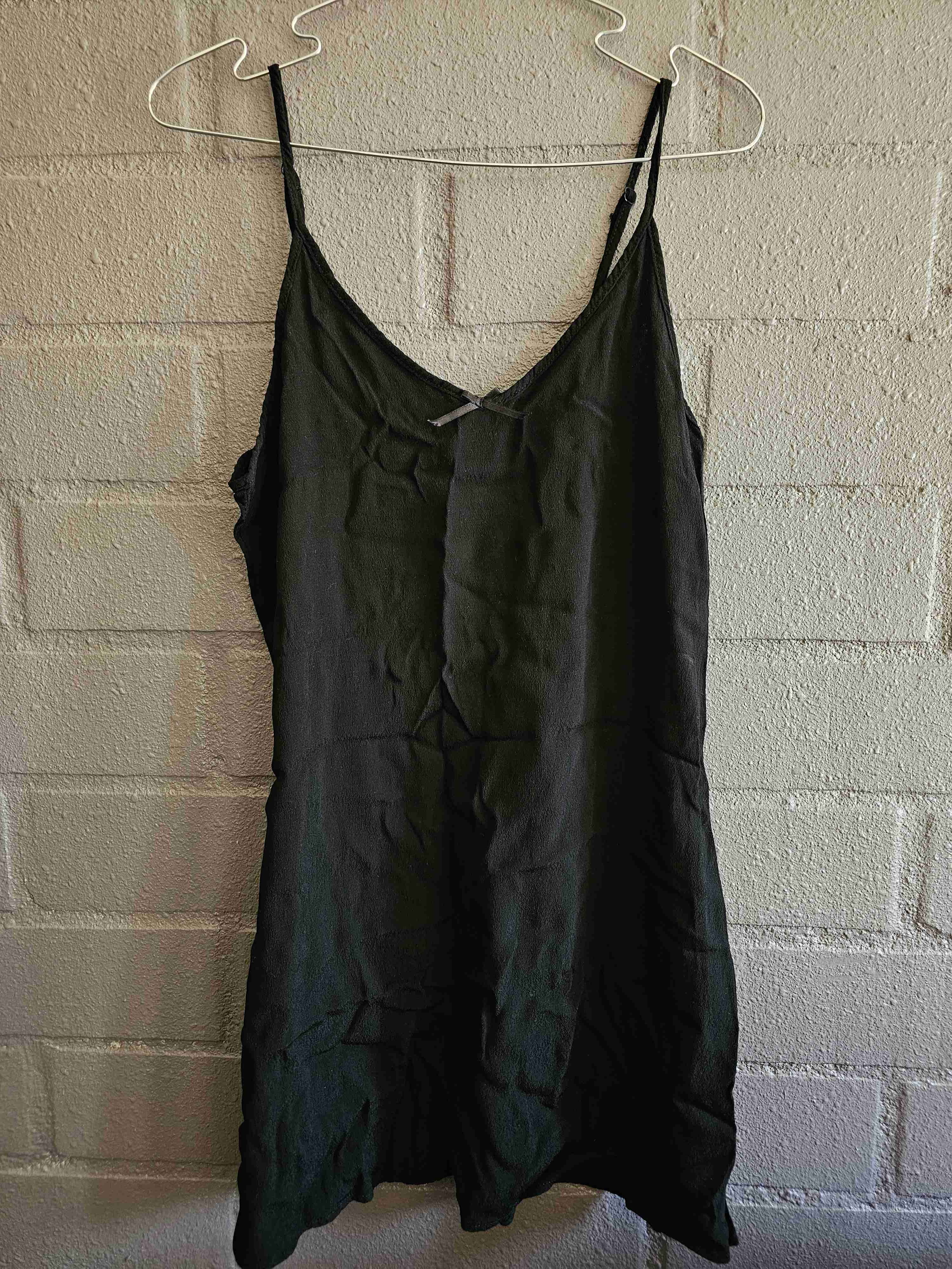 Mini vestido negro con tirantes