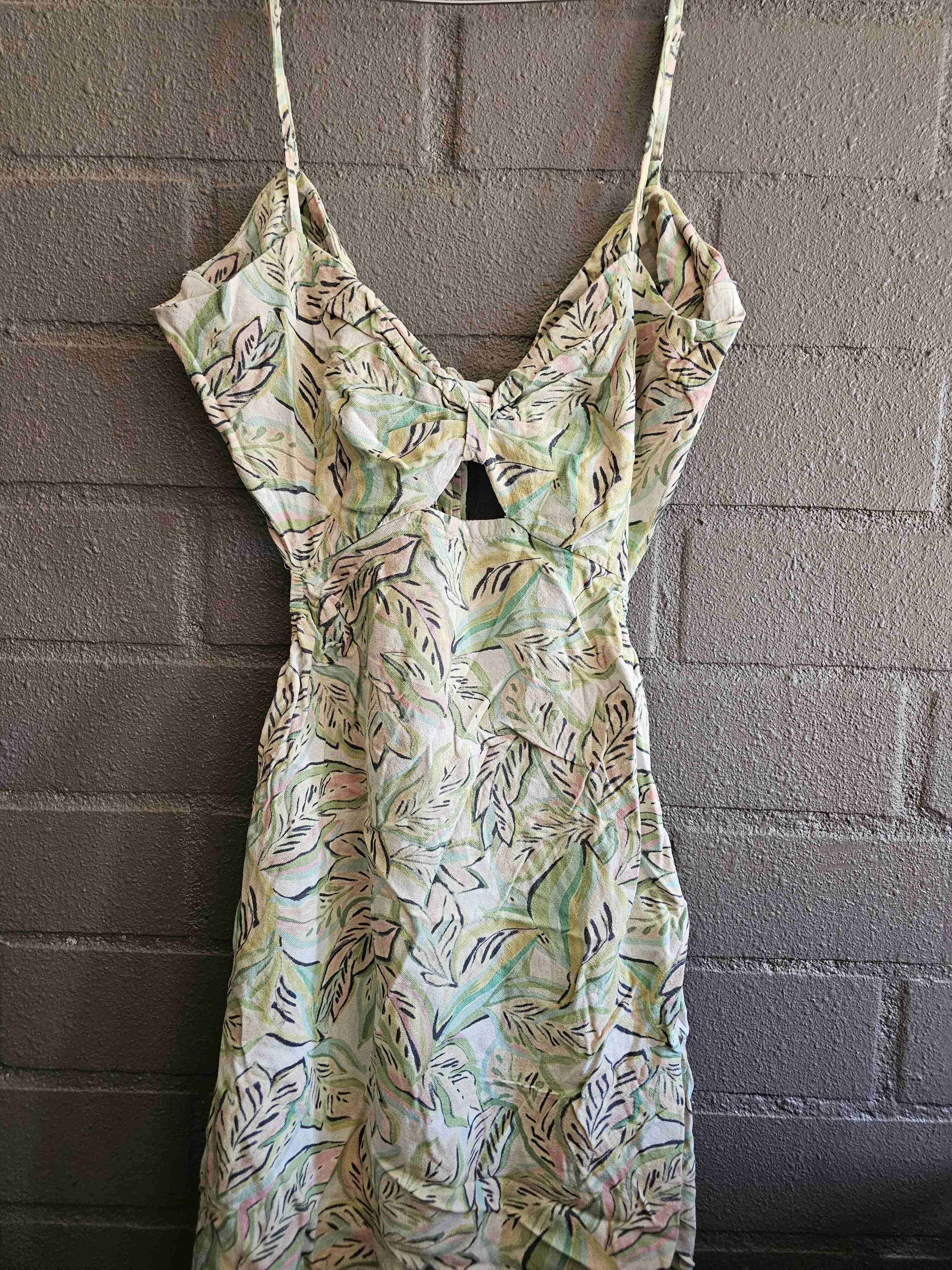 Vestido estampado tropical con tirantes