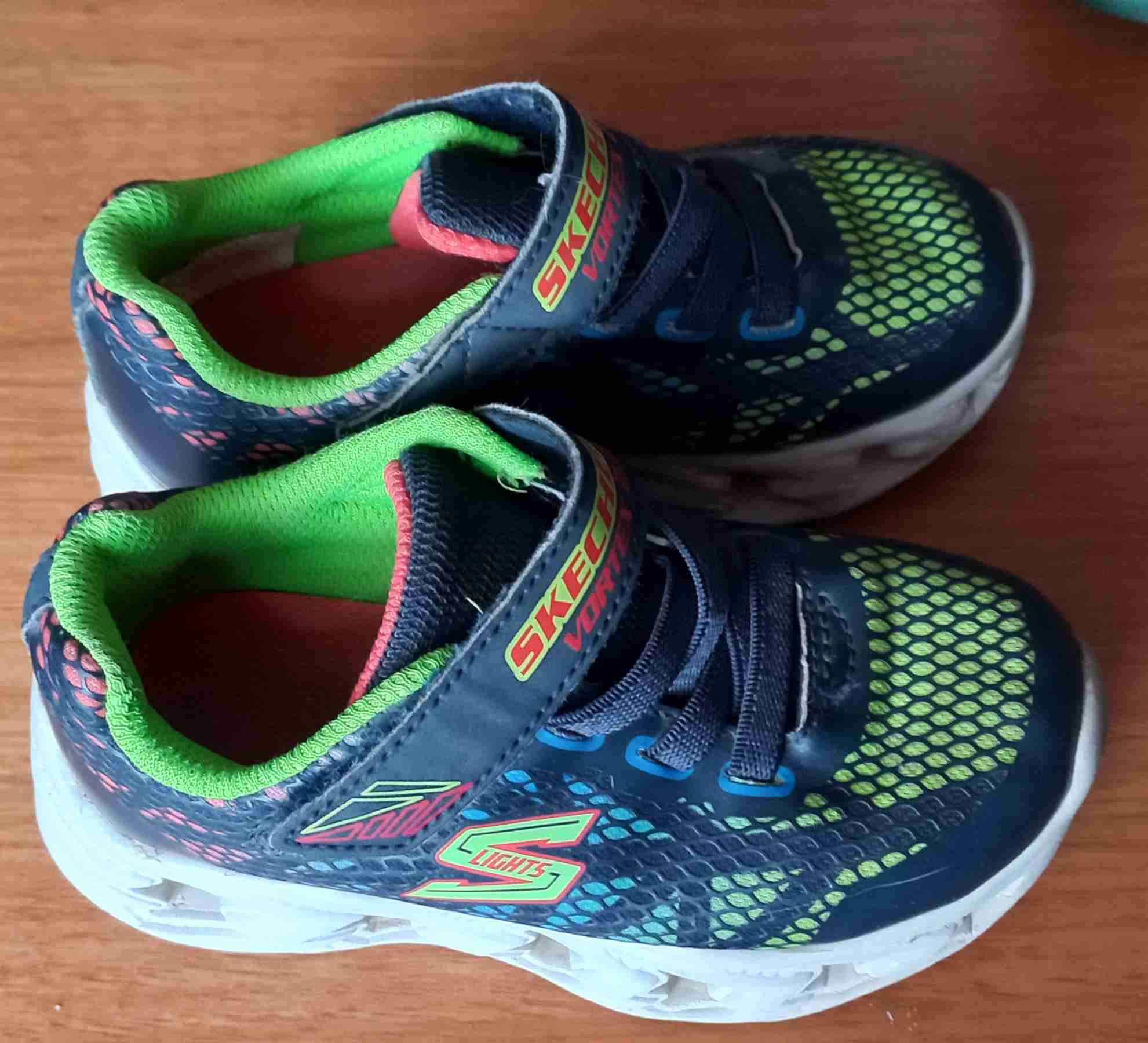 Zapatillas infantiles Skechers con luces - miniatura 1