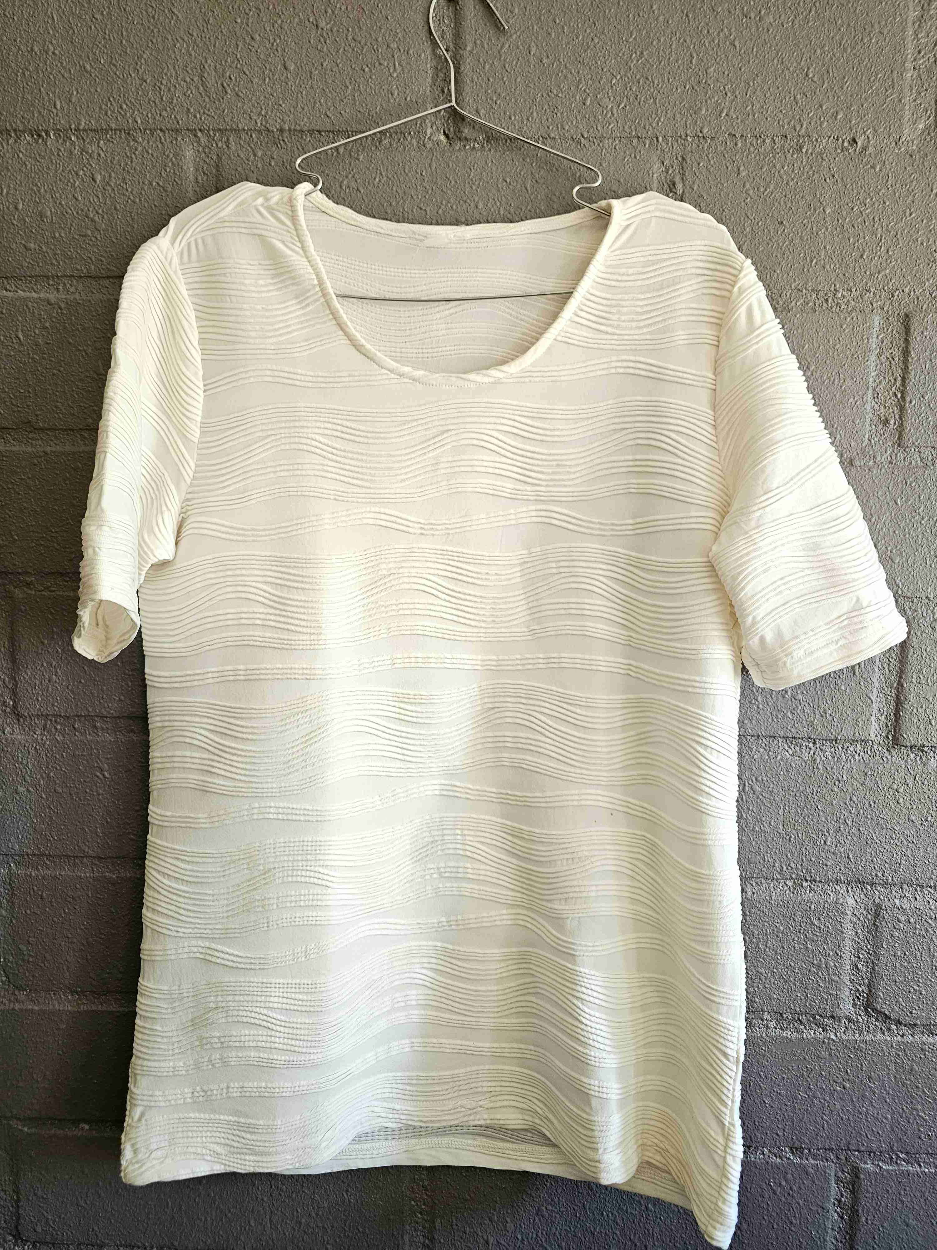 Polera blanca con textura